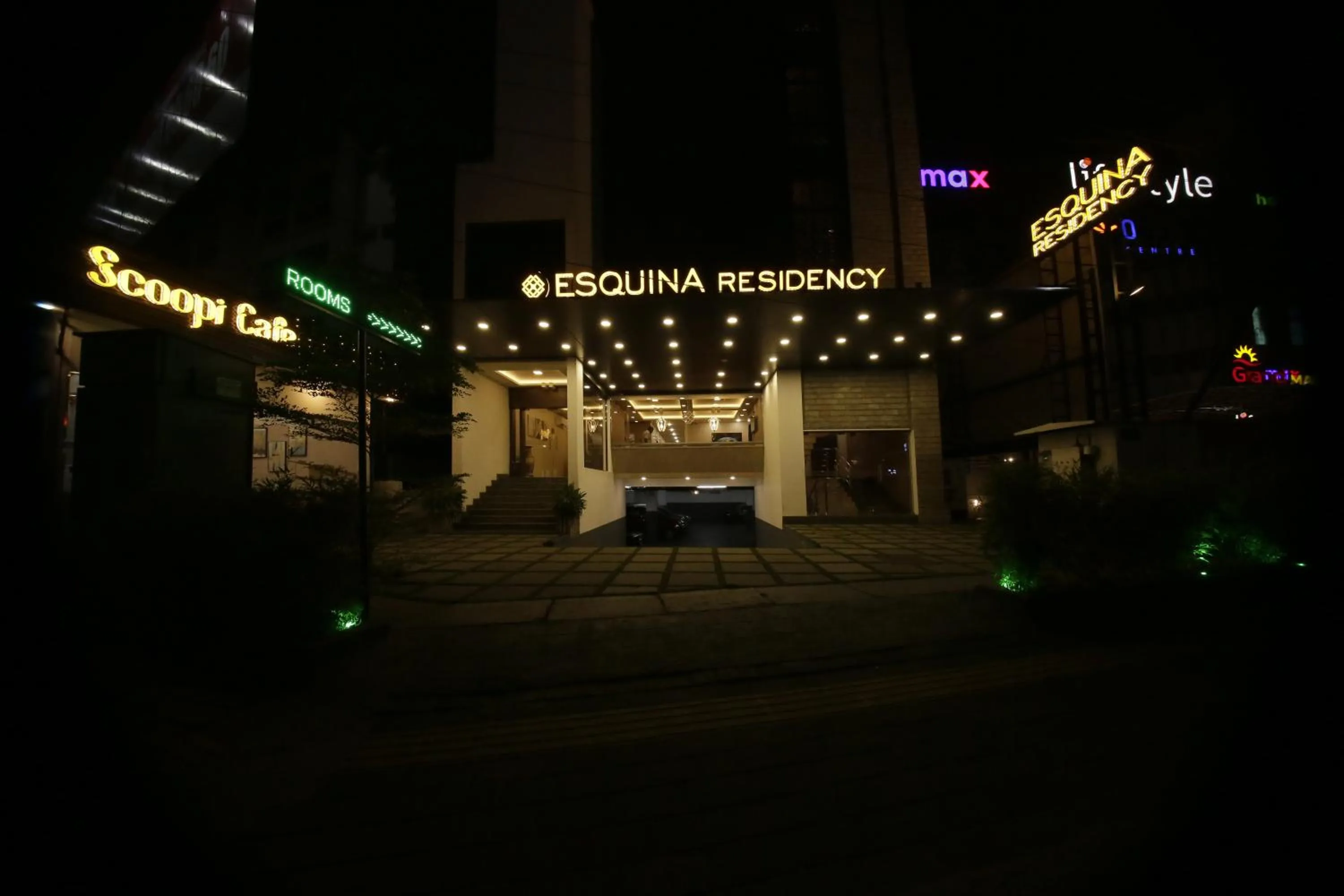 Night in ESQUINA RESIDENCY