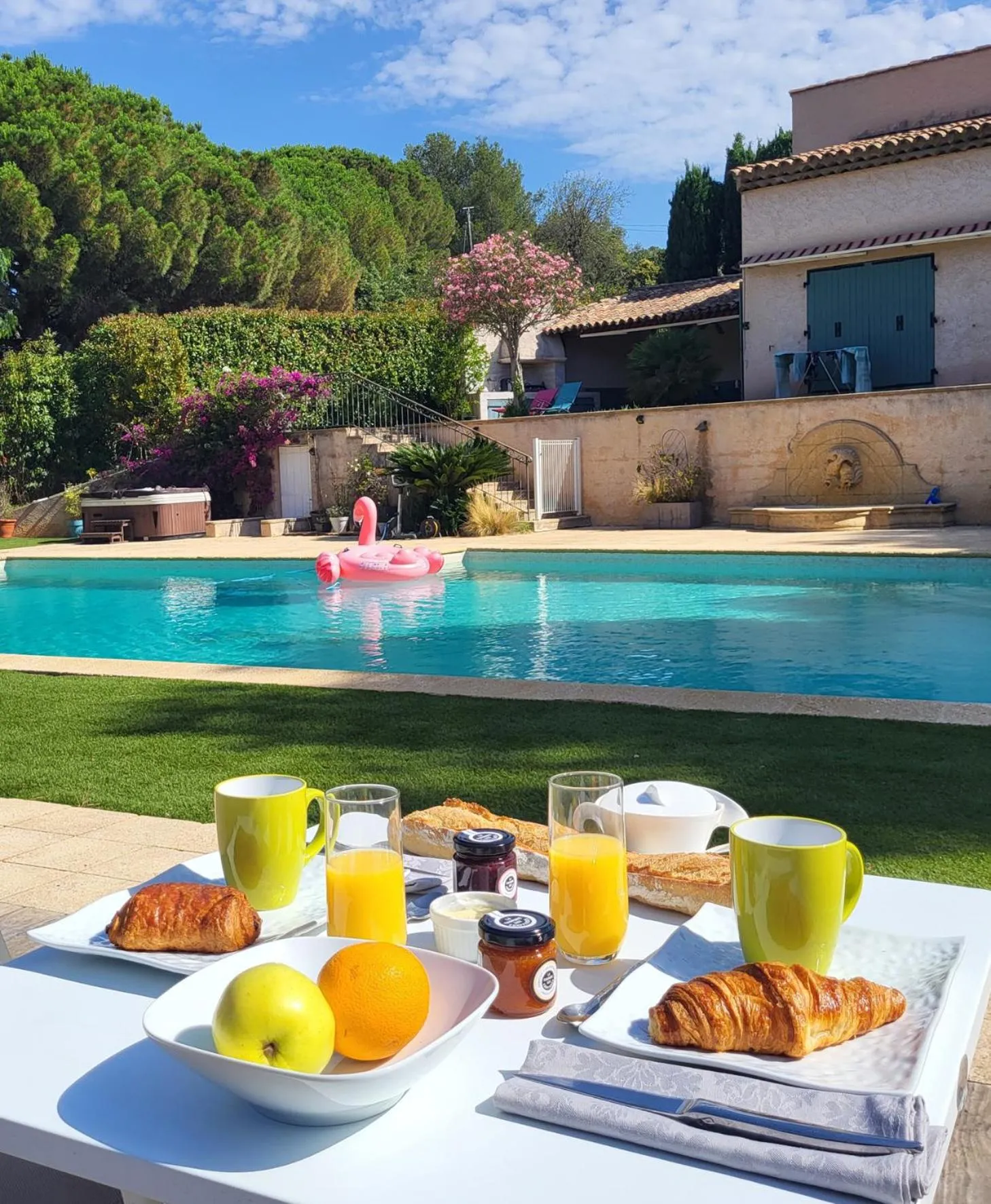Swimming pool in La villa Roméo, piscine et spa