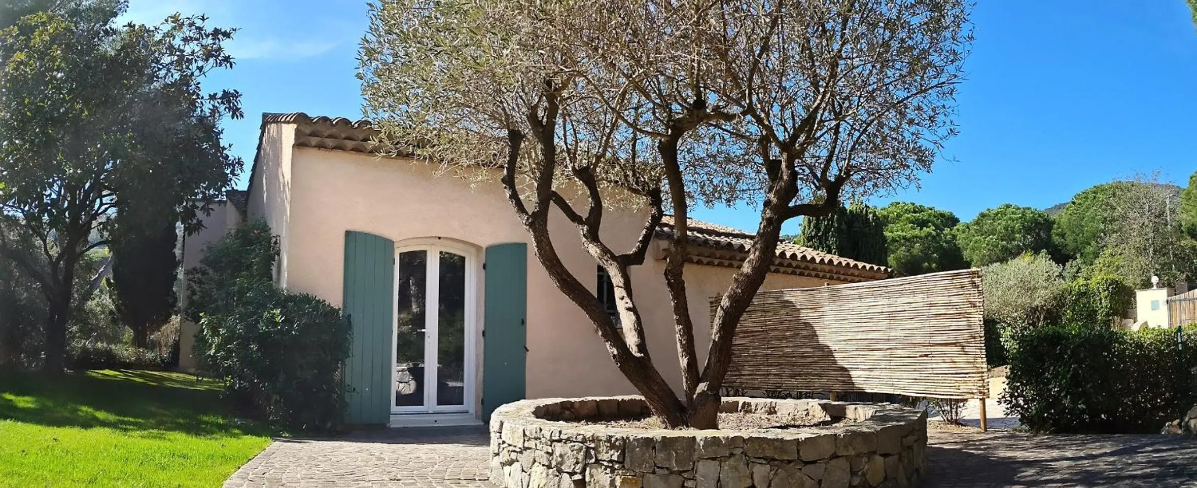 Patio in La villa Roméo, piscine et spa