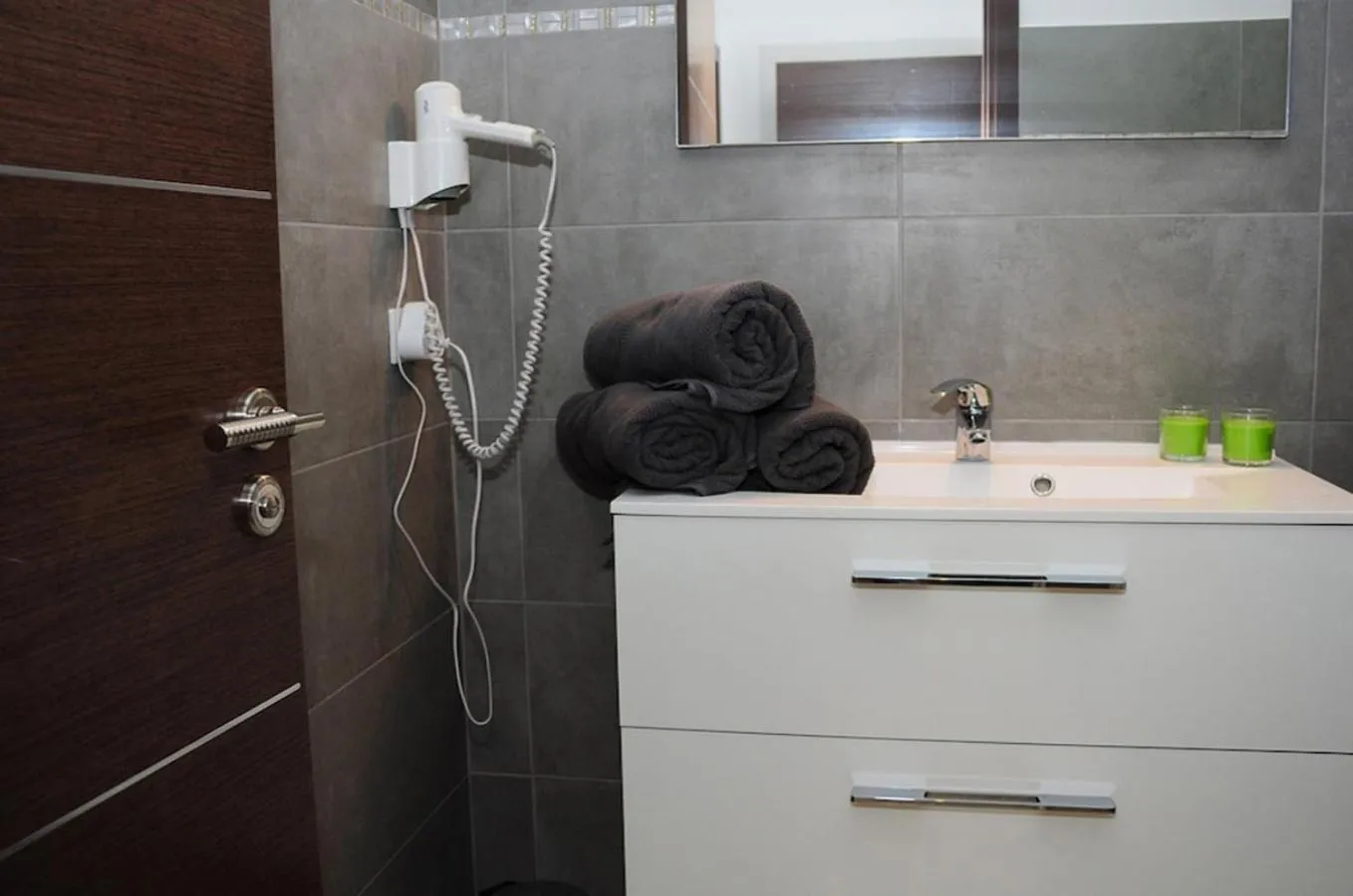 Bathroom in La villa Roméo, piscine et spa