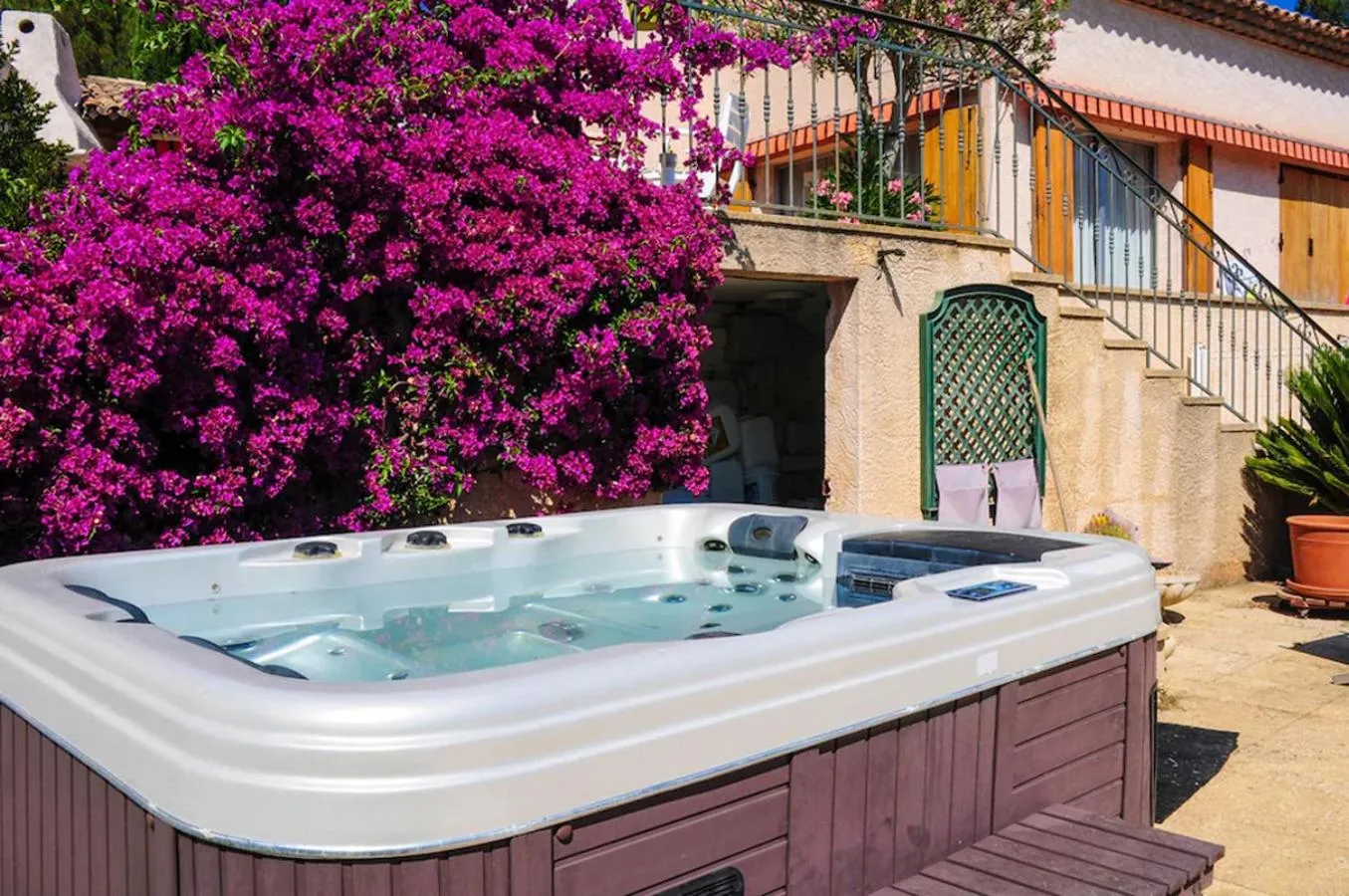 Hot Tub in La villa Roméo, piscine et spa
