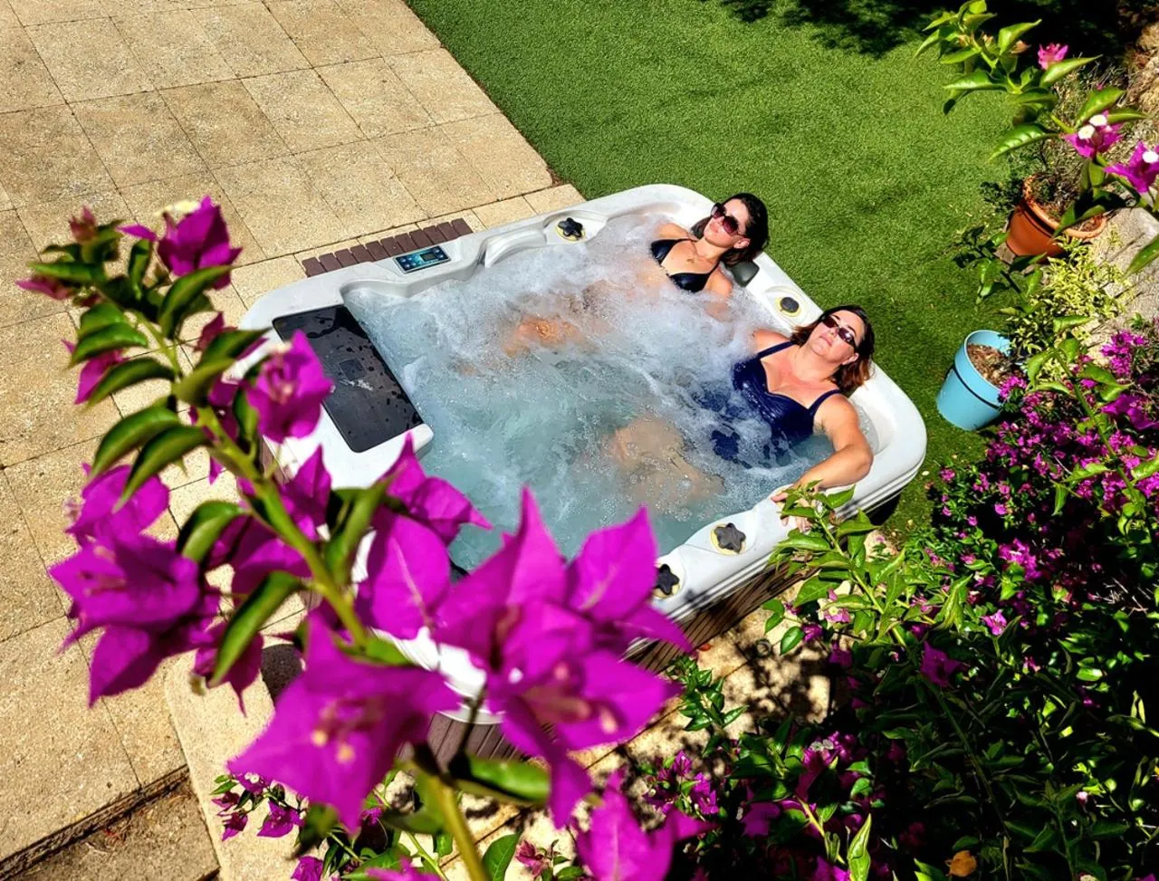 Hot Tub in La villa Roméo, piscine et spa