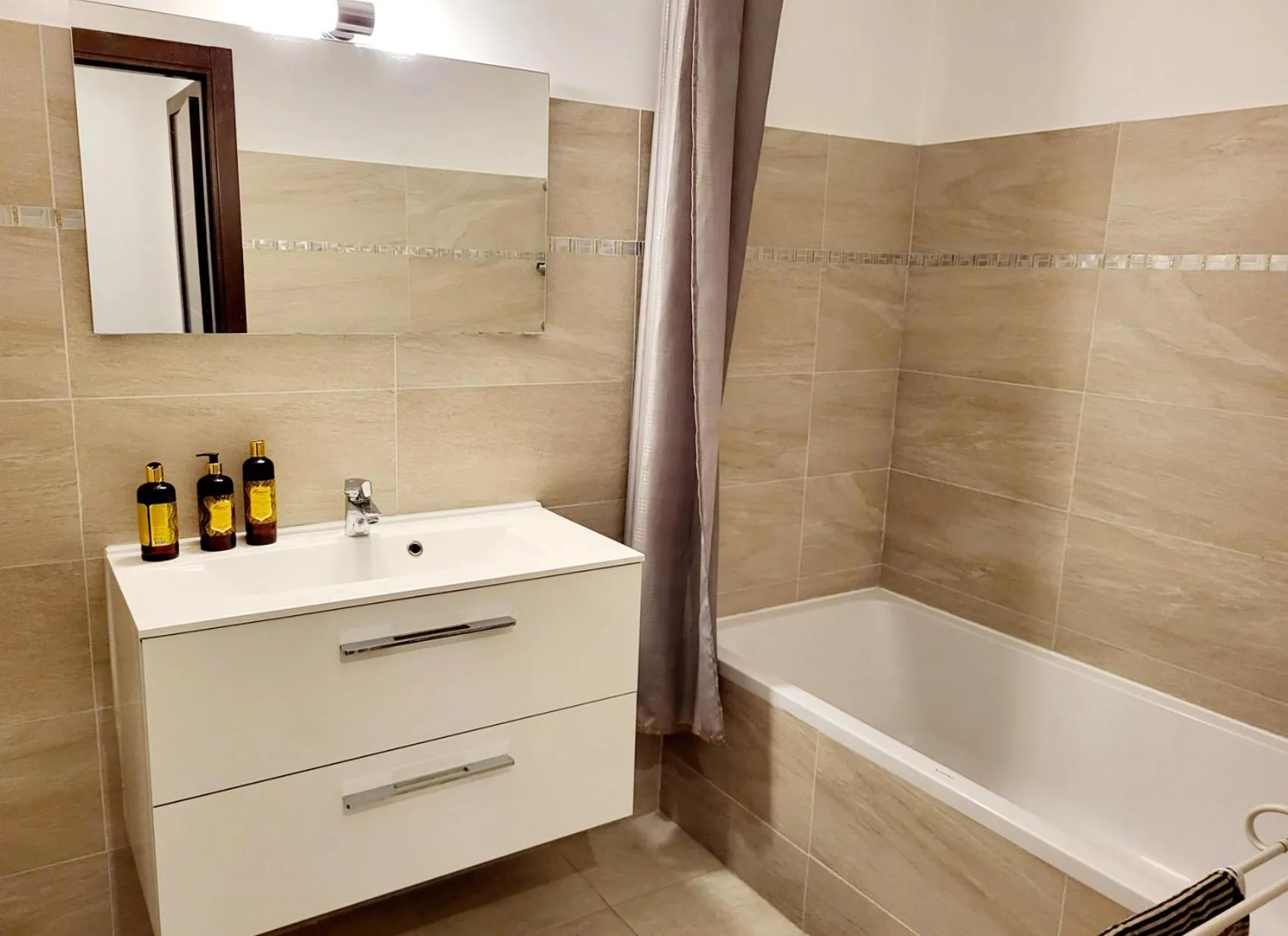 Shower in La villa Roméo, piscine et spa