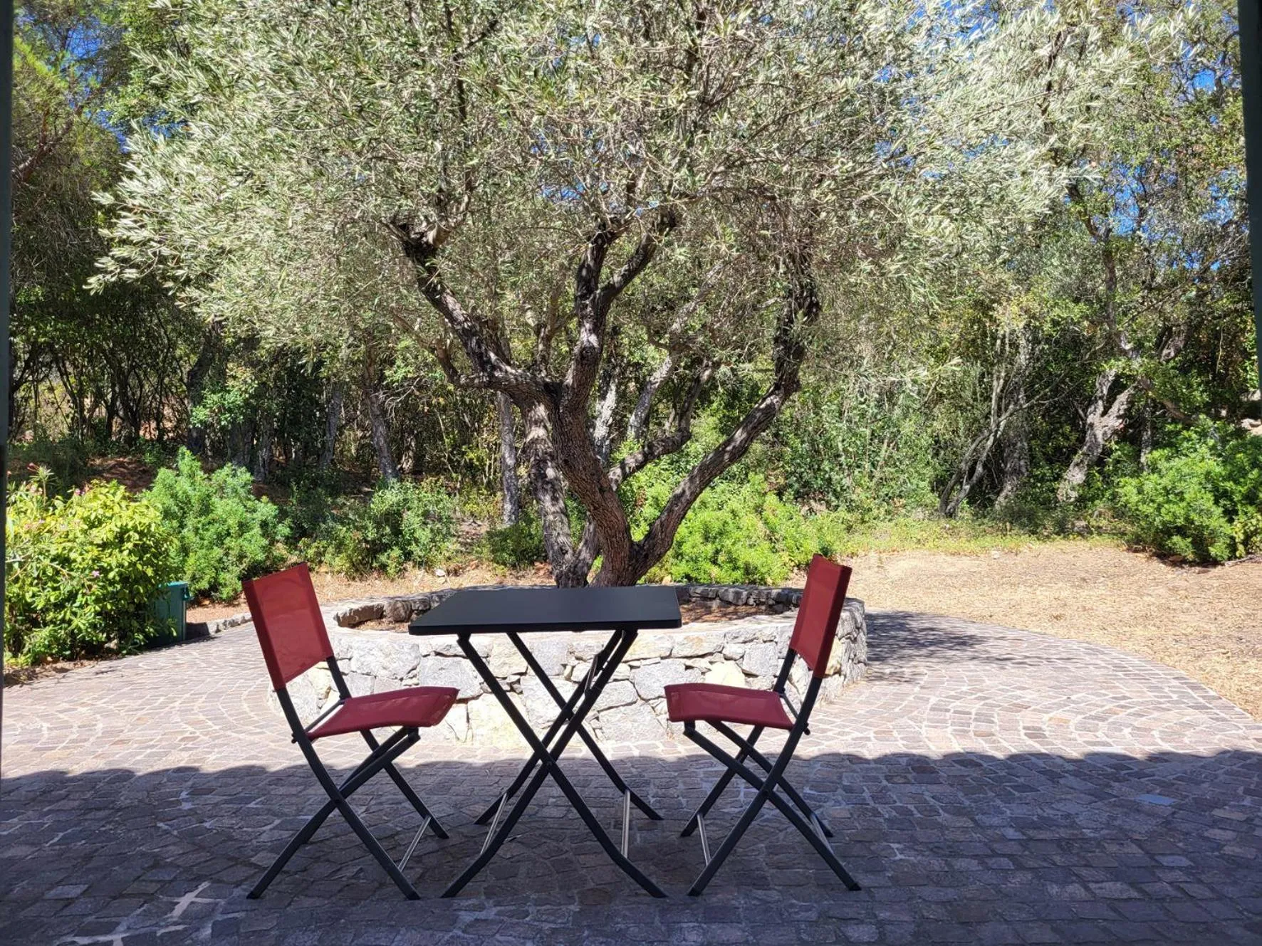 Patio in La villa Roméo, piscine et spa