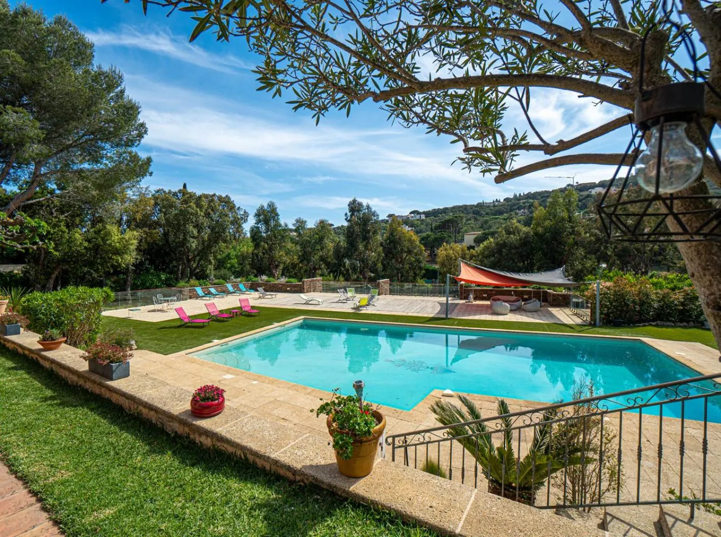 Natural landscape in La villa Roméo, piscine et spa