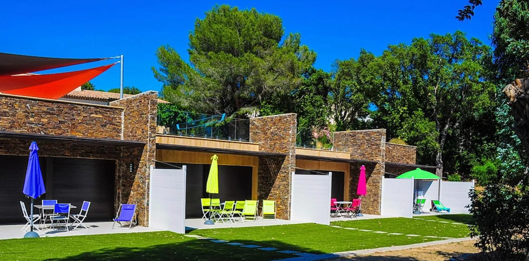Property building in La villa Roméo, piscine et spa