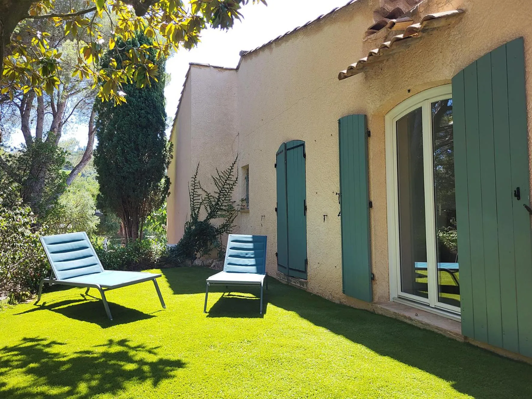 Patio in La villa Roméo, piscine et spa