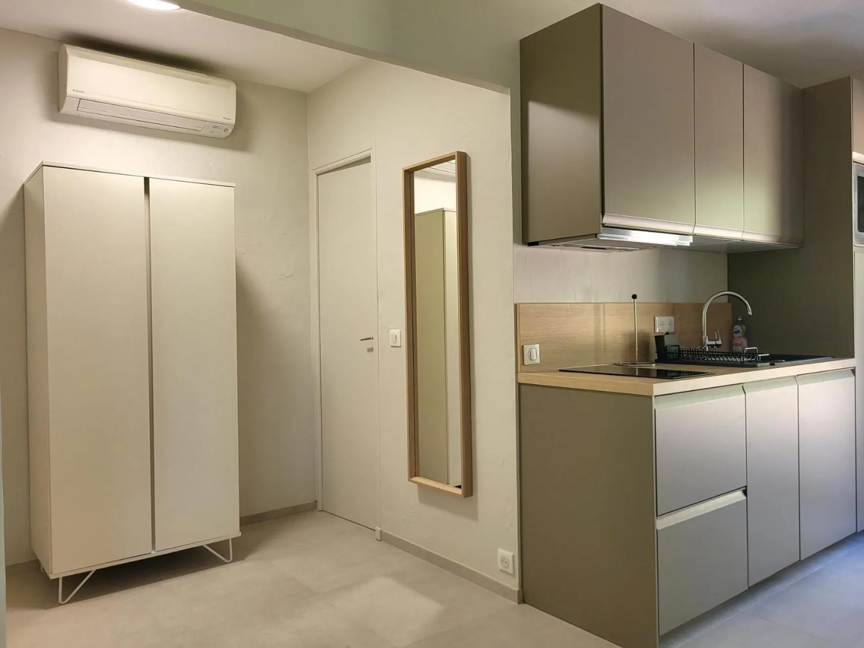 Kitchen or kitchenette in La villa Roméo, piscine et spa