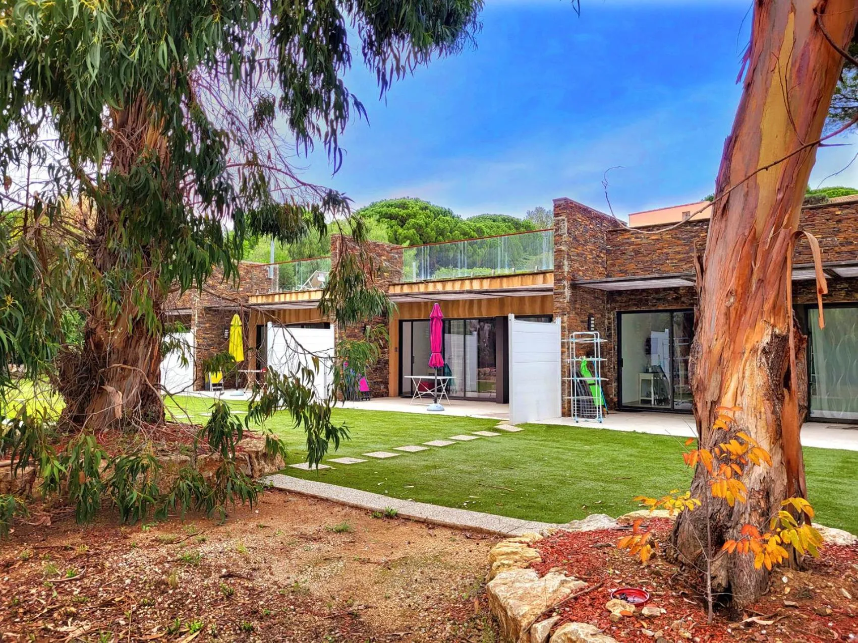 Property building in La villa Roméo, piscine et spa