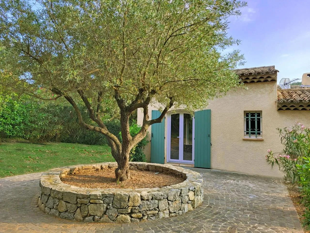Patio in La villa Roméo, piscine et spa
