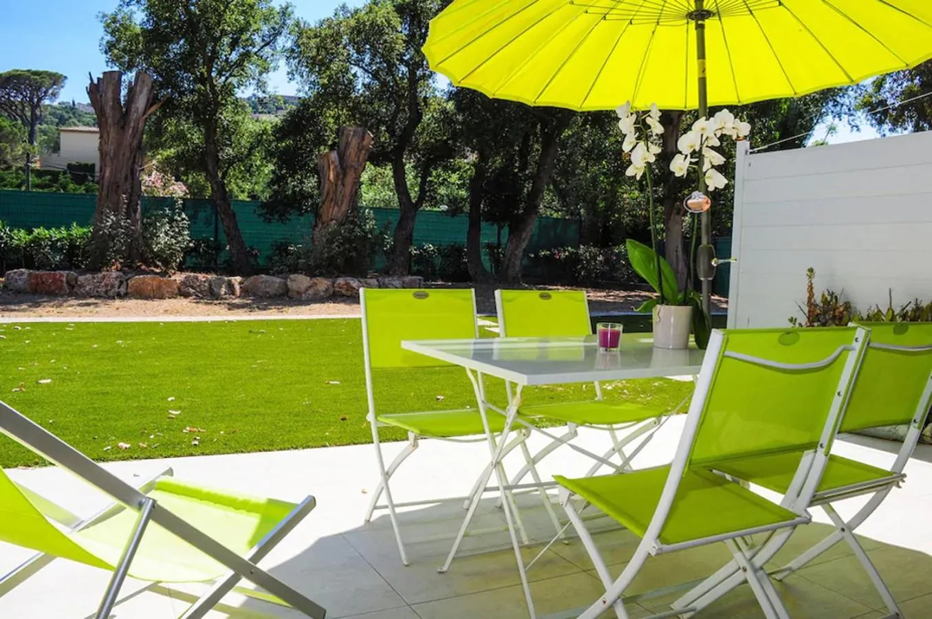 Patio in La villa Roméo, piscine et spa