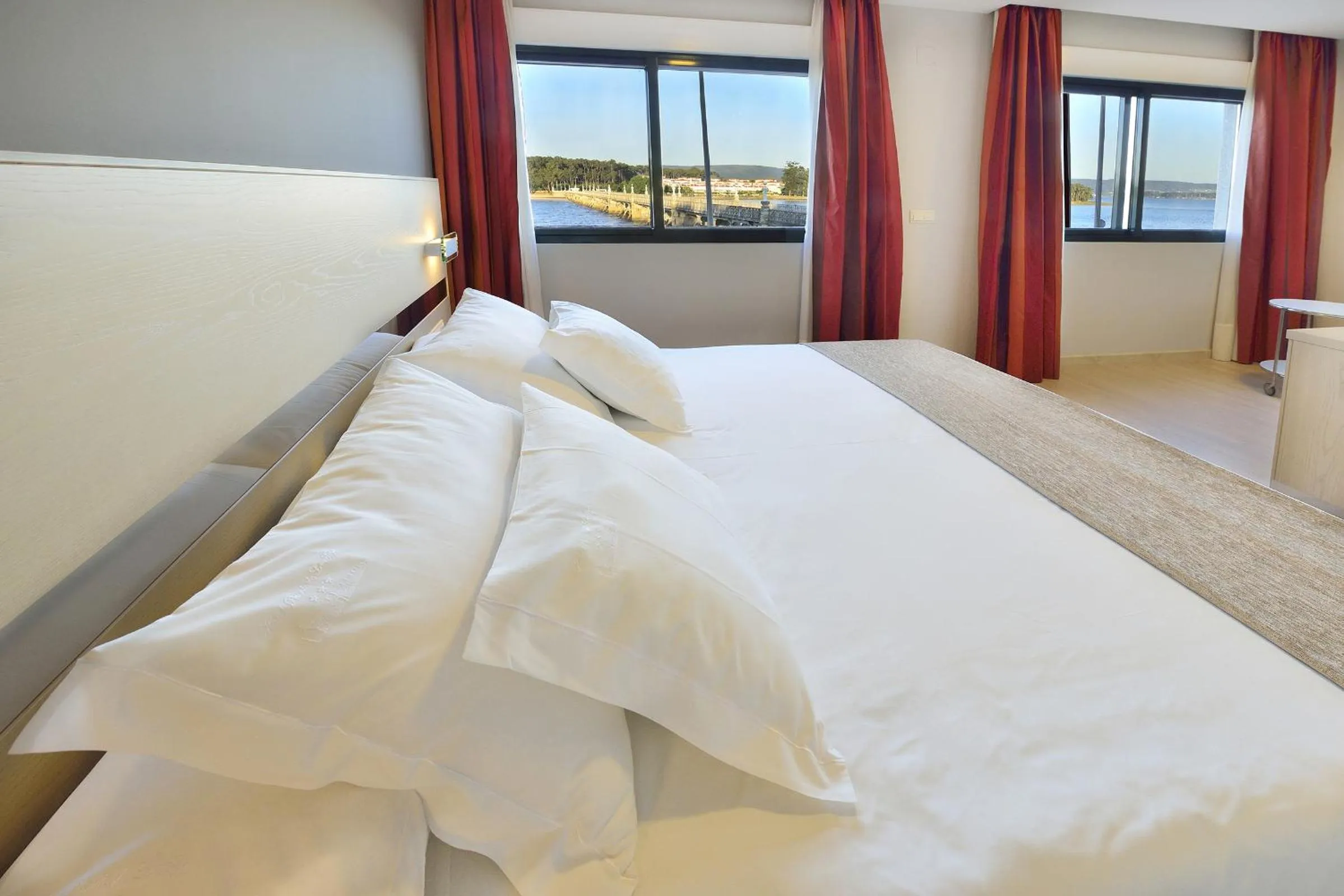 Bedroom, Bed in Hotel Puente de La Toja