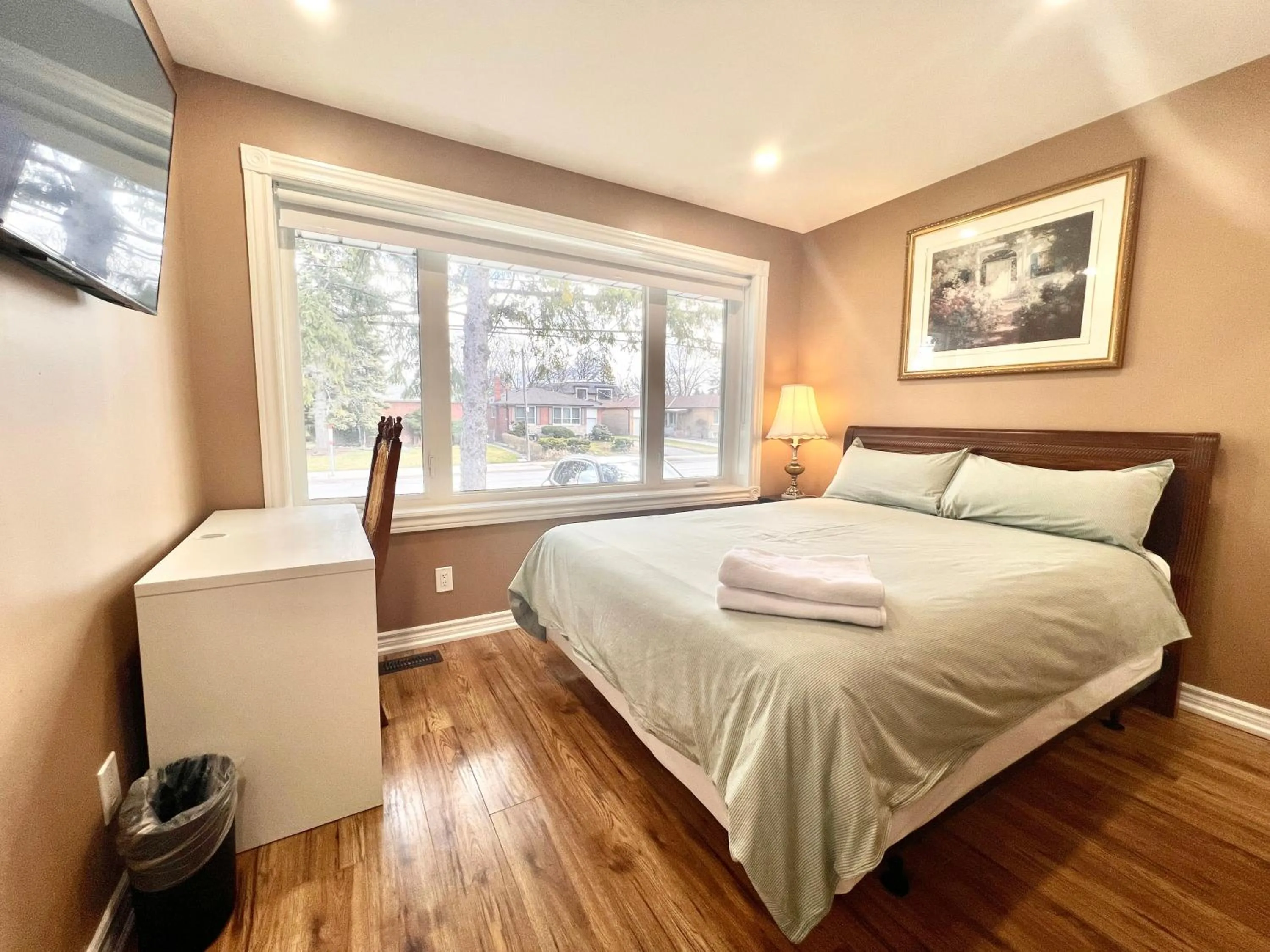 Bed in Renovated Rooms 10-min to Finch Subway Near Yonge St