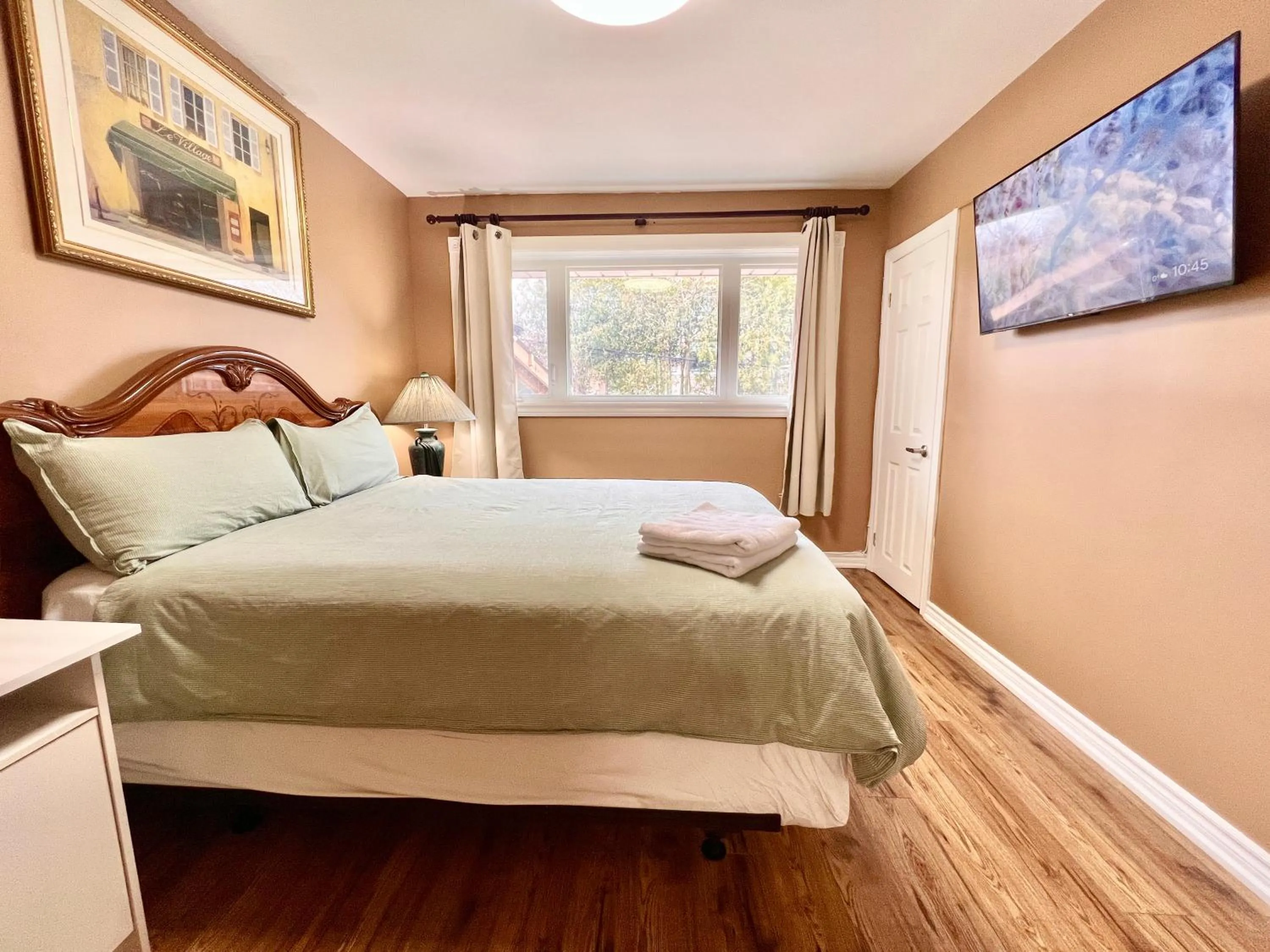 Bed in Renovated Rooms 10-min to Finch Subway Near Yonge St