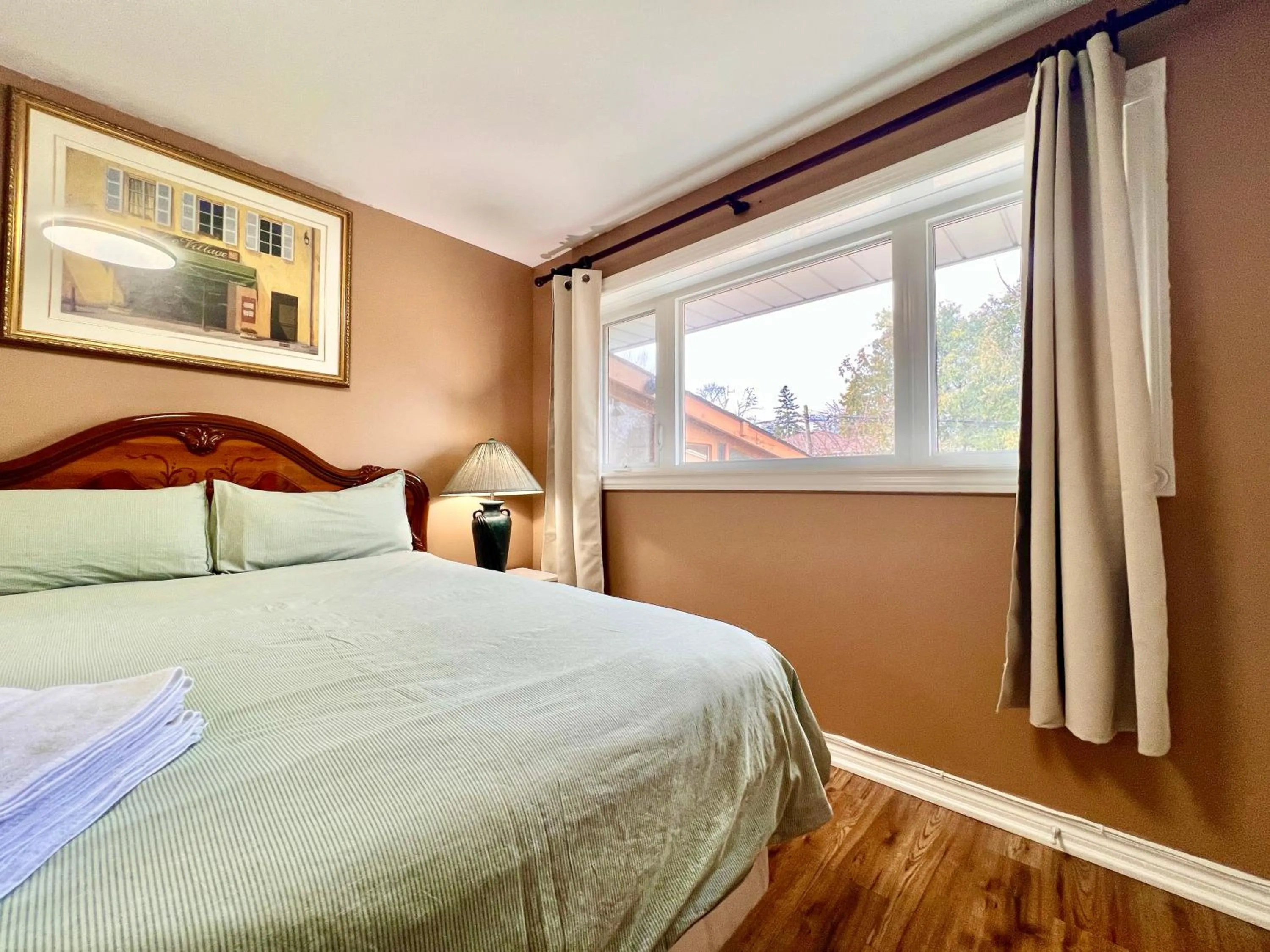 Bed in Renovated Rooms 10-min to Finch Subway Near Yonge St