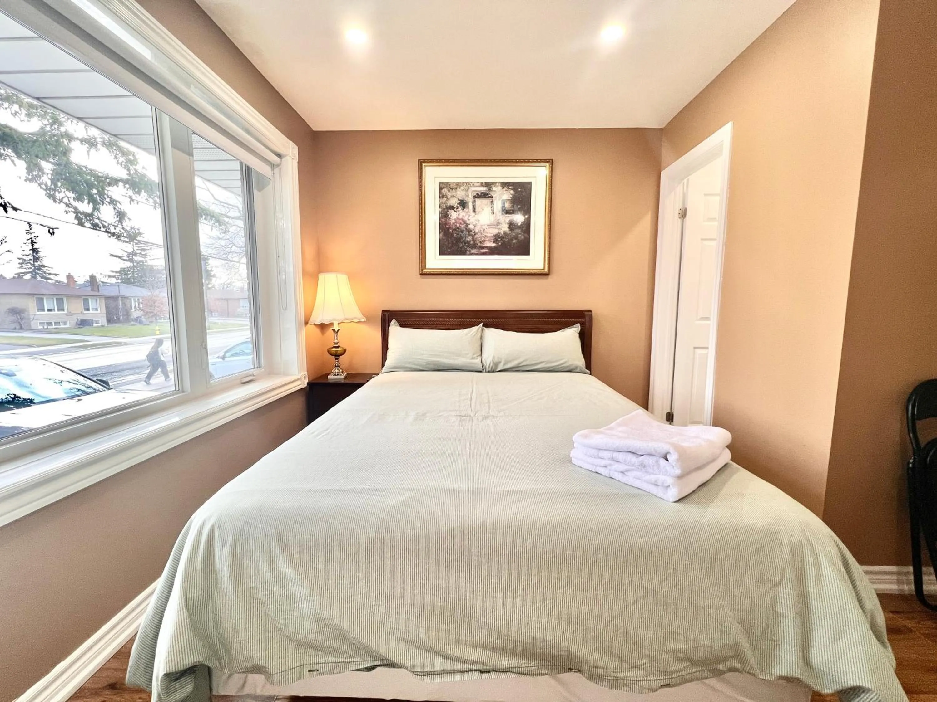 Bed in Renovated Rooms 10-min to Finch Subway Near Yonge St