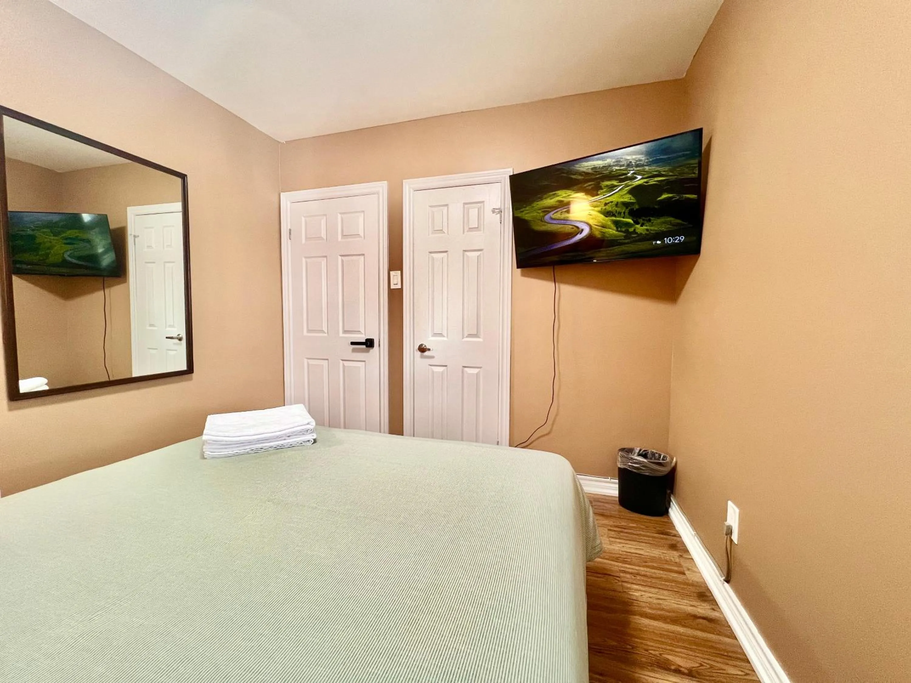 Bed in Renovated Rooms 10-min to Finch Subway Near Yonge St