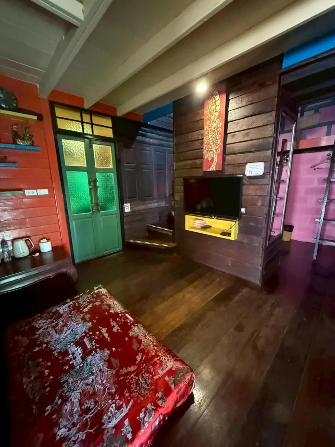 Communal lounge/ TV room, Bed in tamarind guesthouse