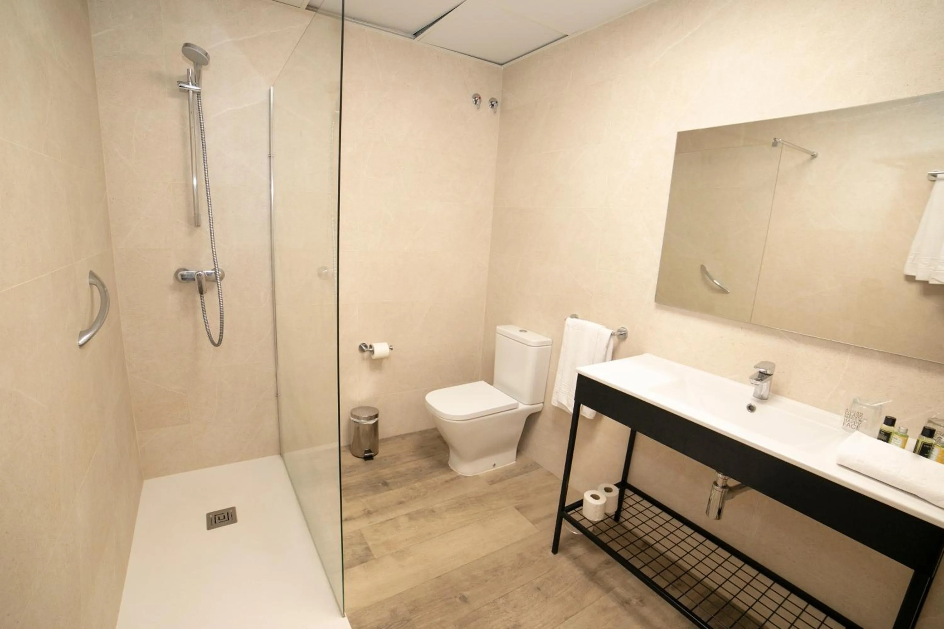 Bathroom in Hotel Apartamentos Pyr Fuengirola