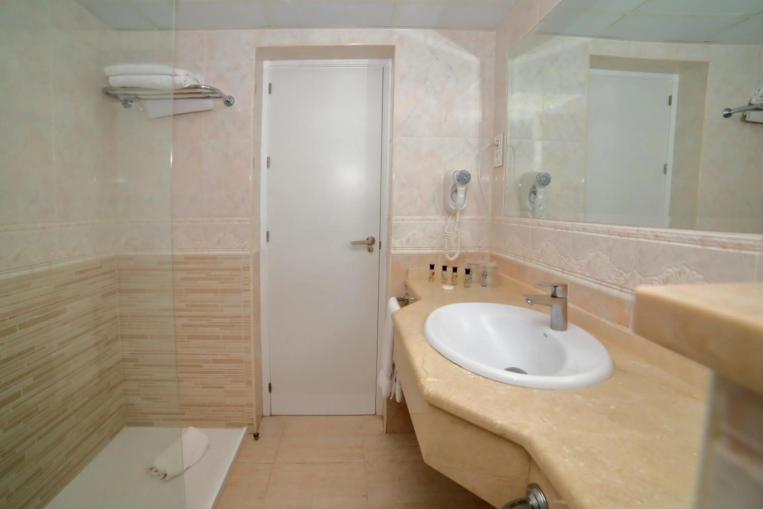 Shower in Hotel Apartamentos Pyr Fuengirola