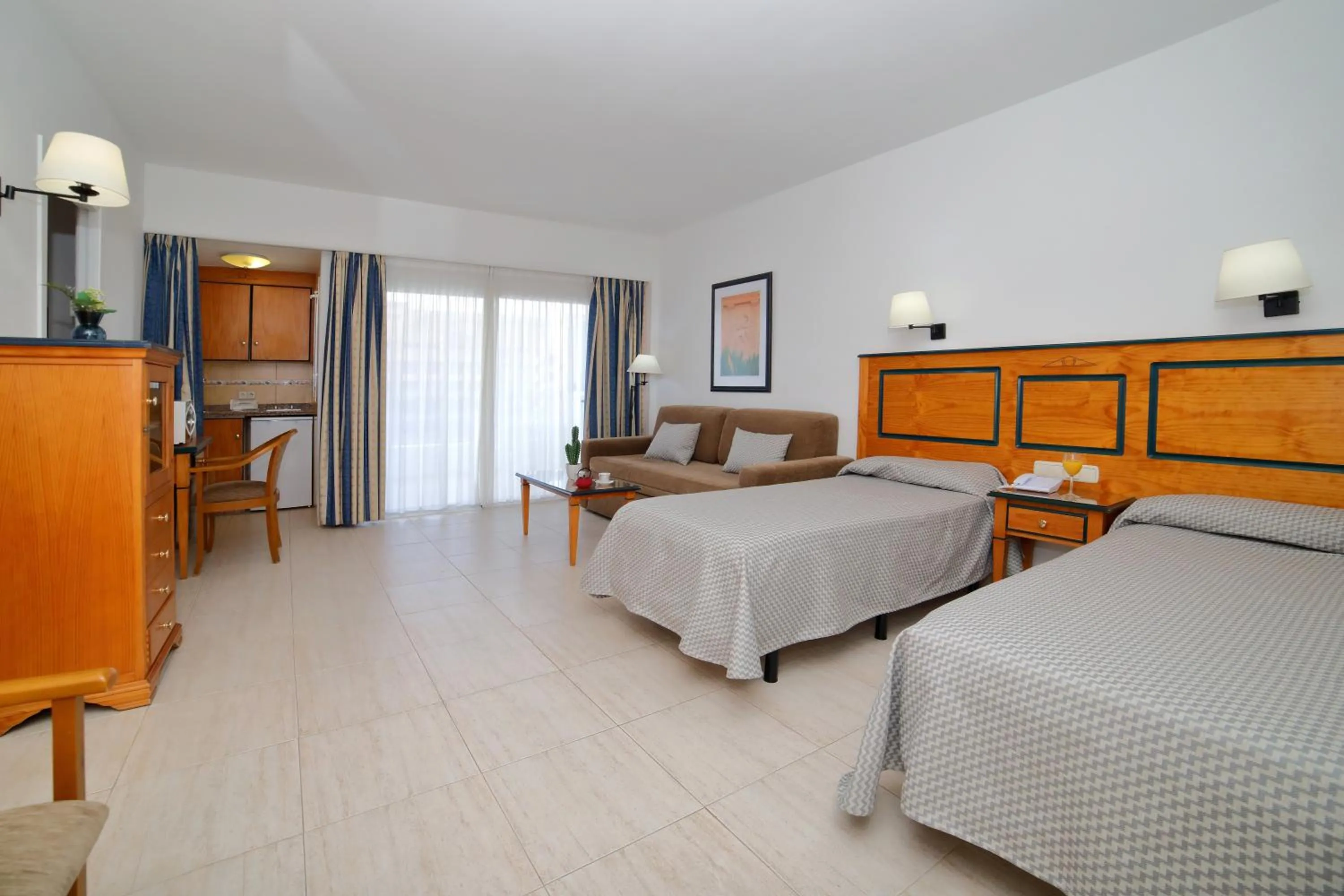 Living room, Bed in Hotel Apartamentos Pyr Fuengirola