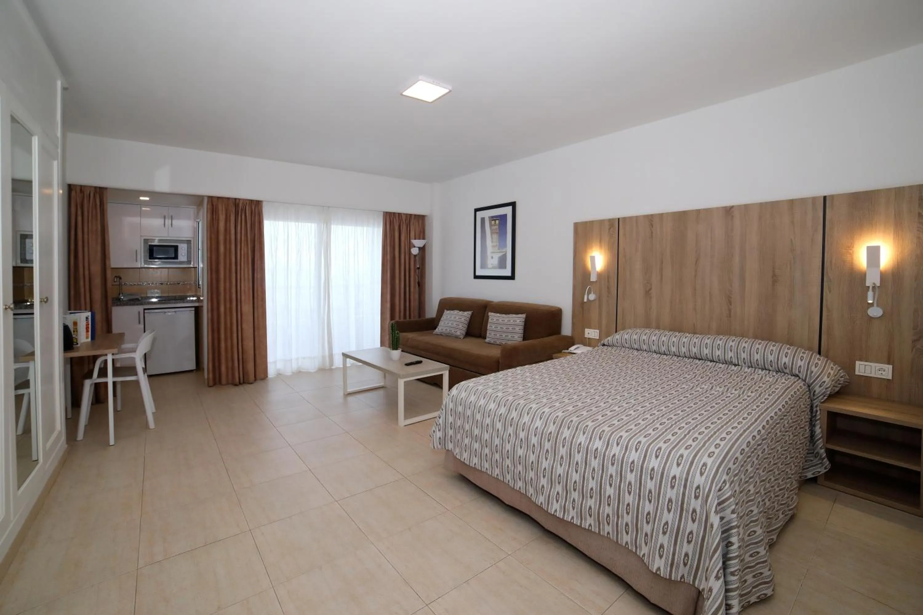 Photo of the whole room, Bed in Hotel Apartamentos Pyr Fuengirola