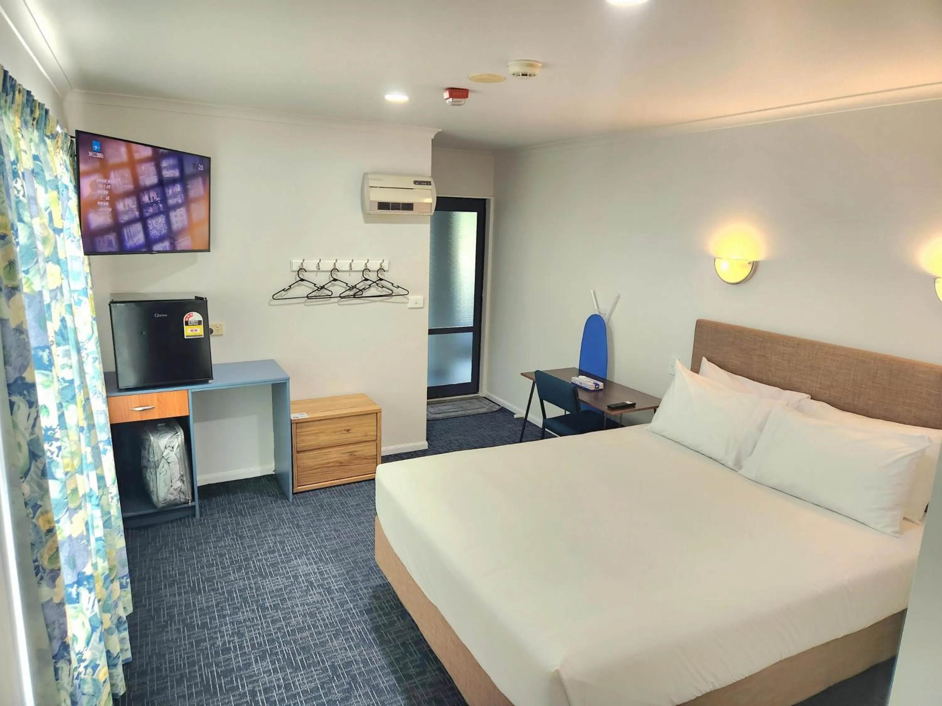 Bed in Botany Palms Motel