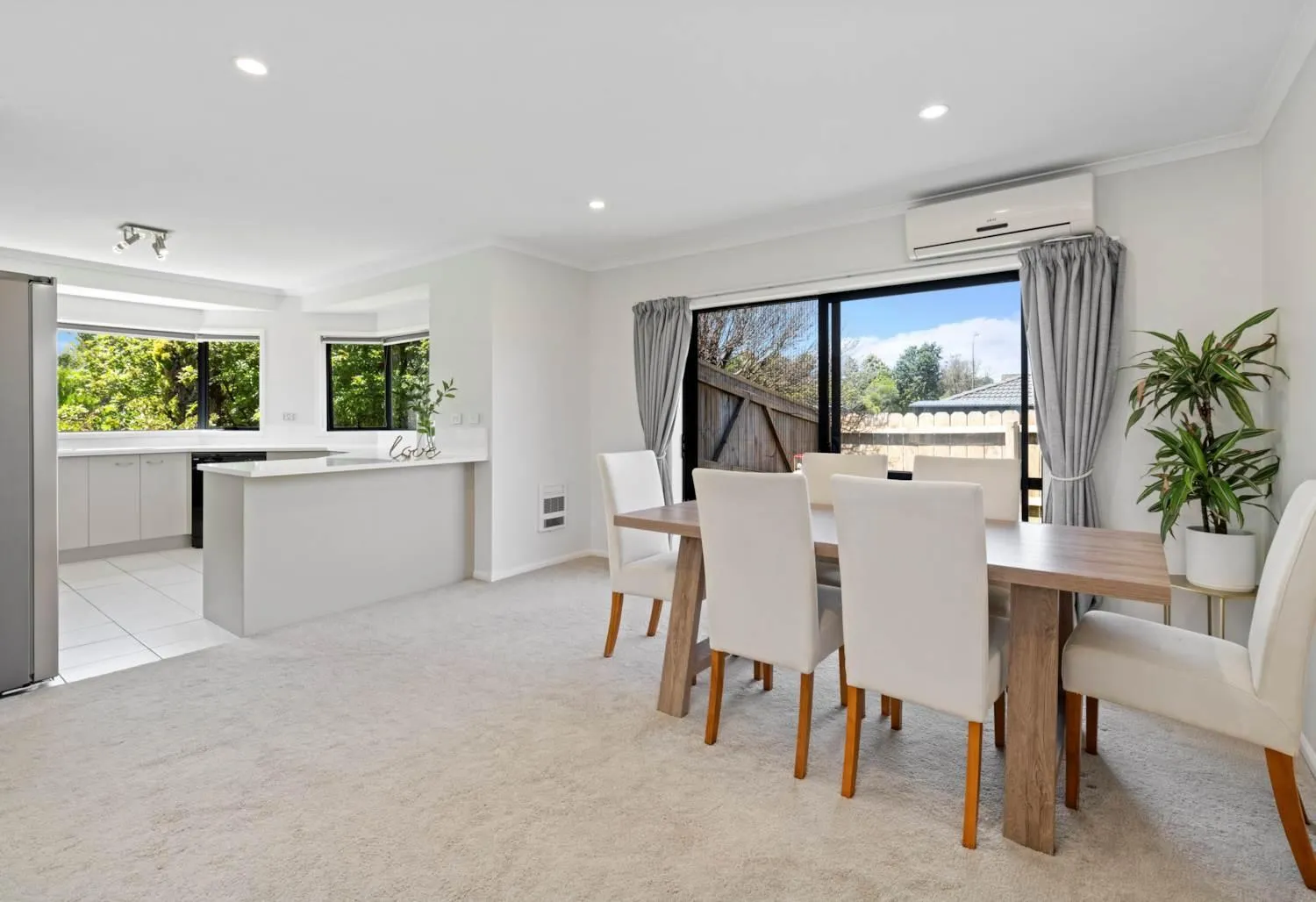 Dining area in Botany Palms Motel