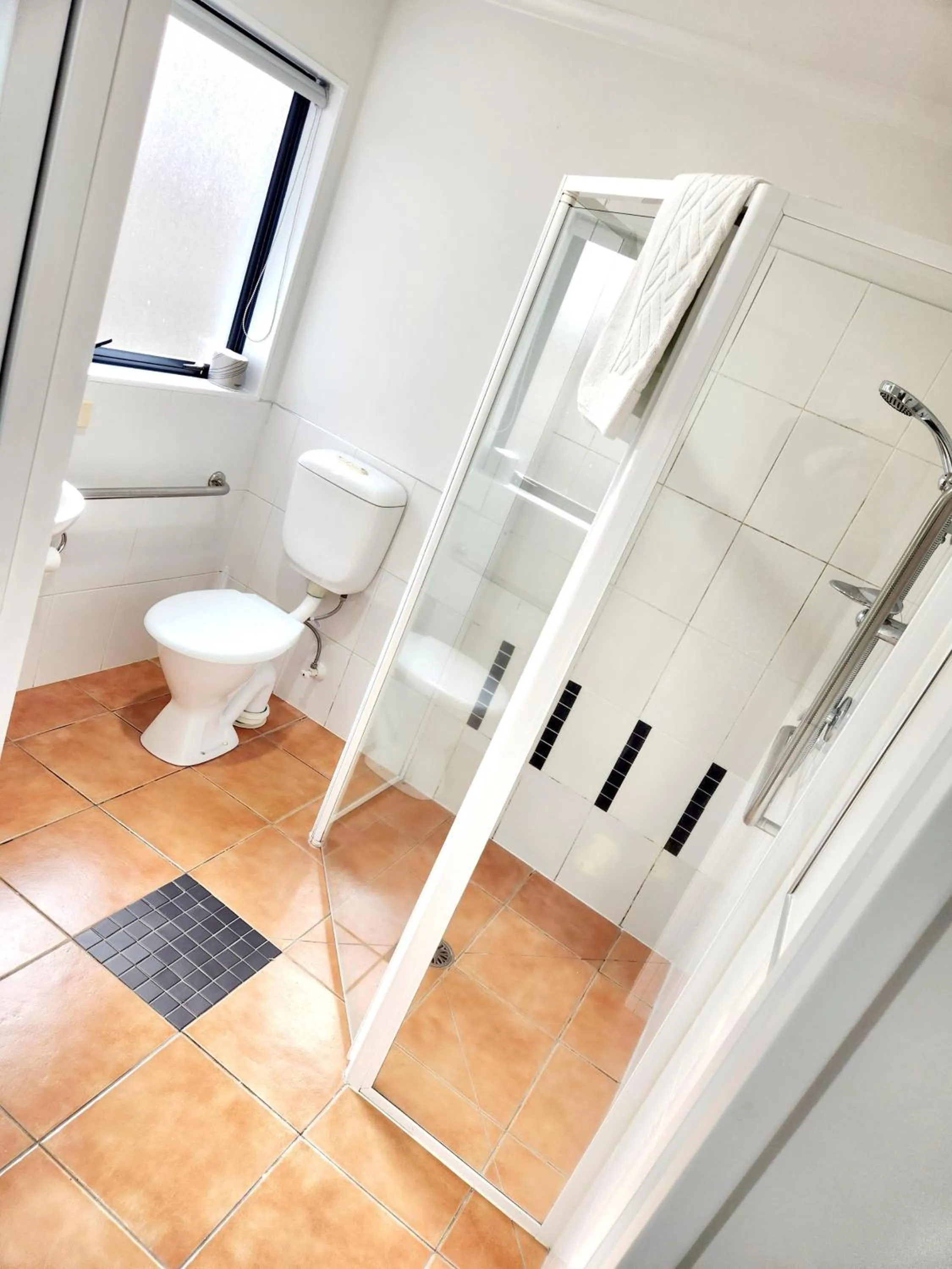 Shower in Botany Palms Motel