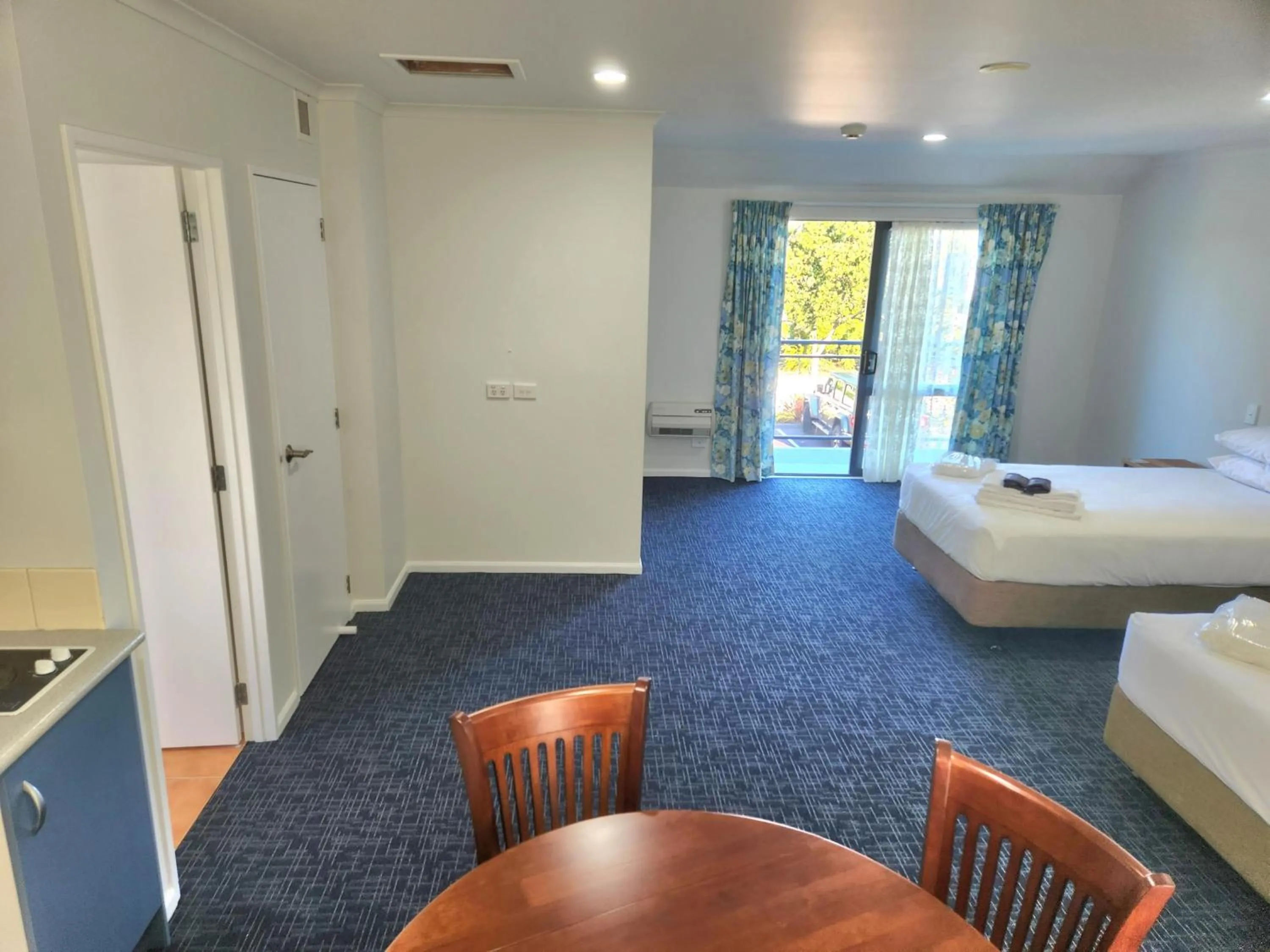 Bed in Botany Palms Motel