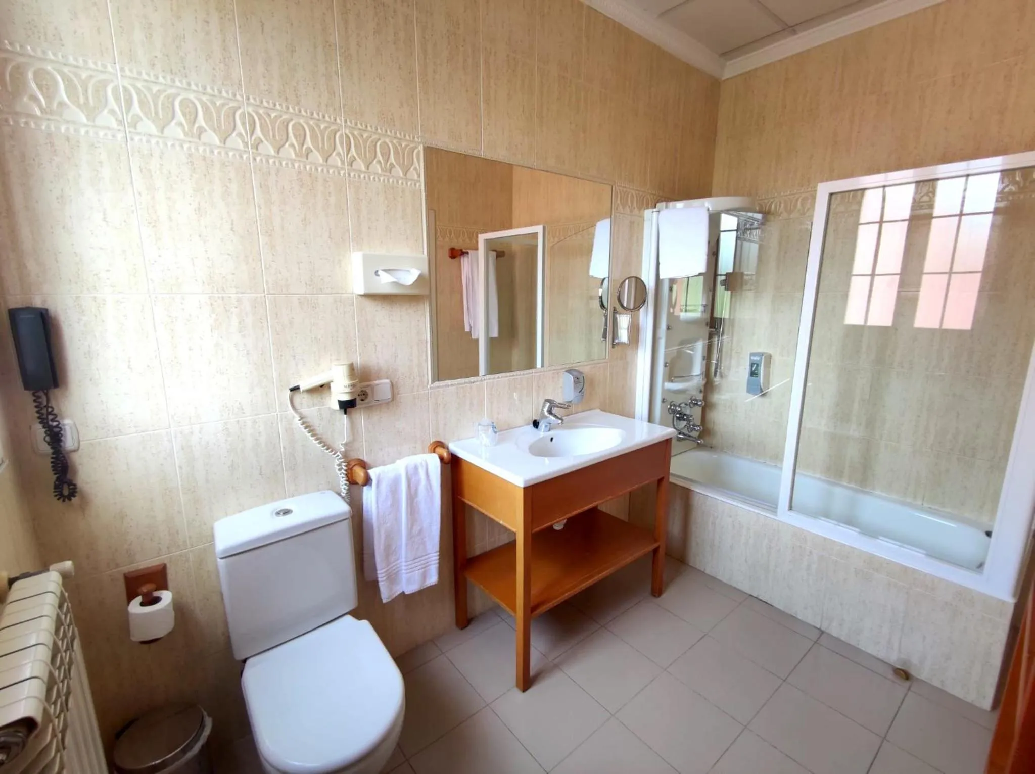Bathroom in Hotel San Camilo
