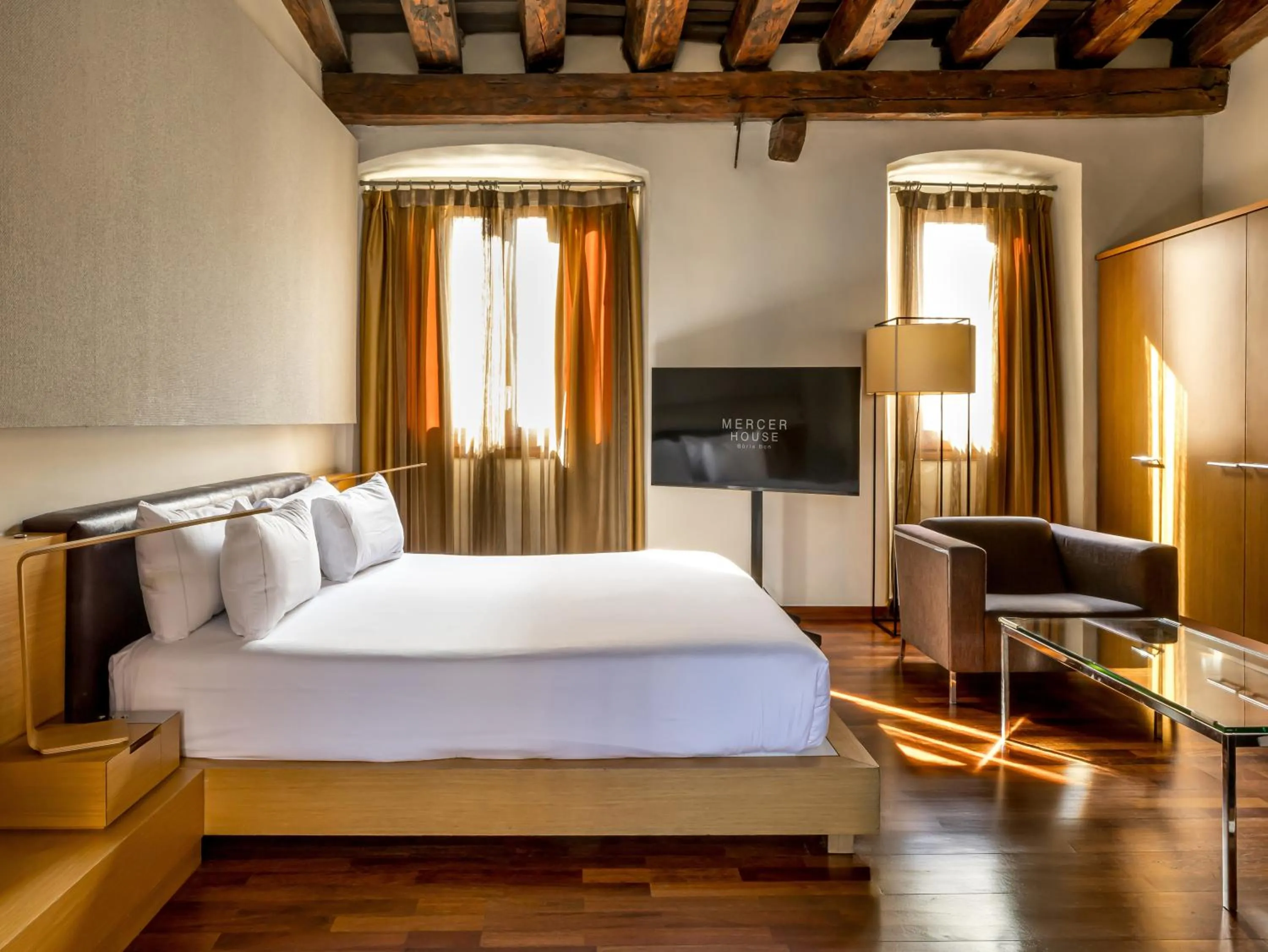 Seating area, Bed in Mercer House Bòria BCN