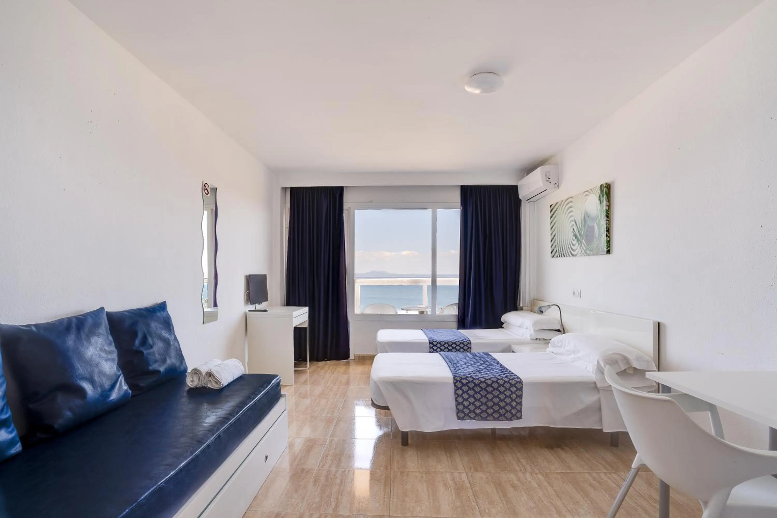Living room, Bed in Las Palomas Apartments Econotels