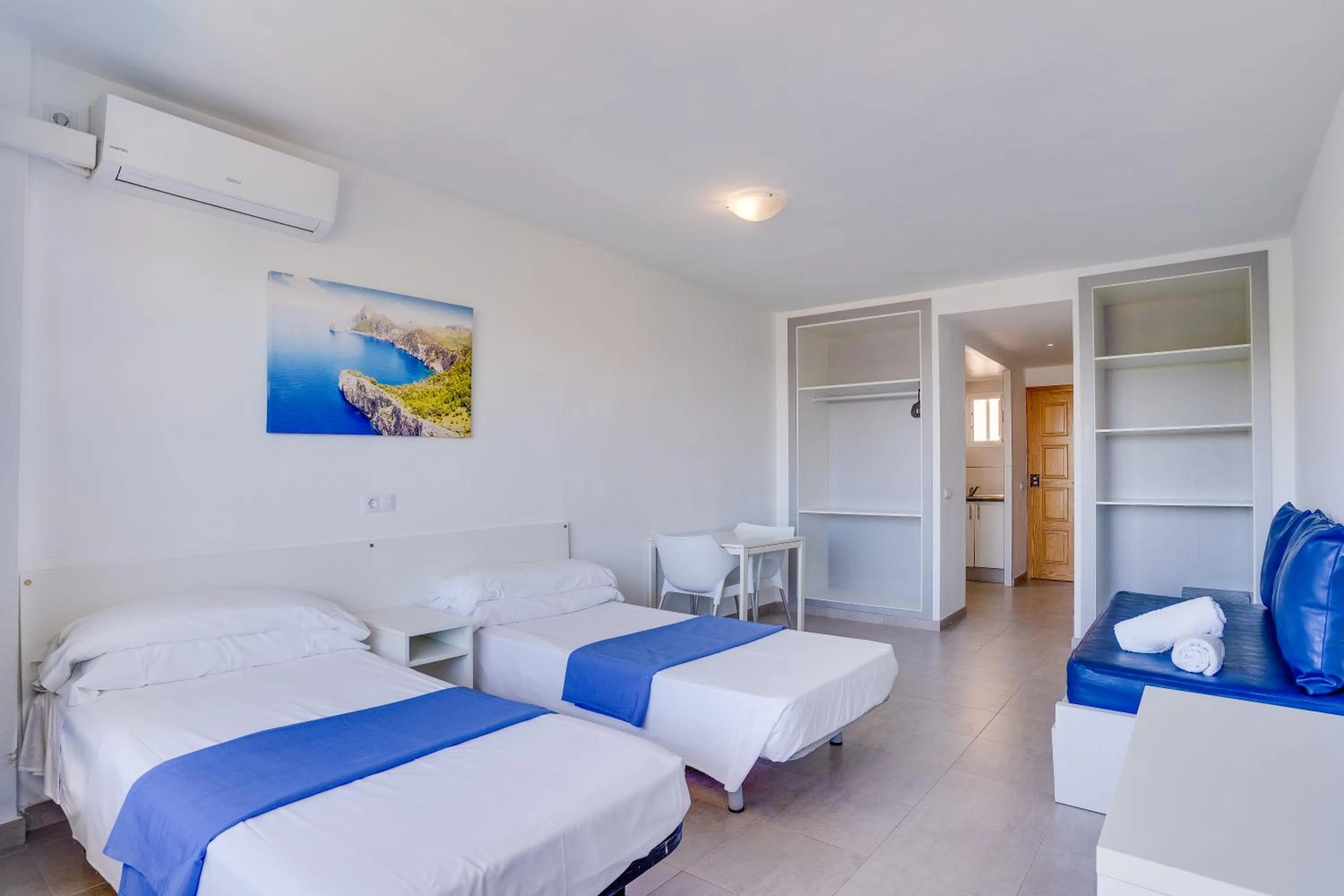 Dining area, Bed in Las Palomas Apartments Econotels