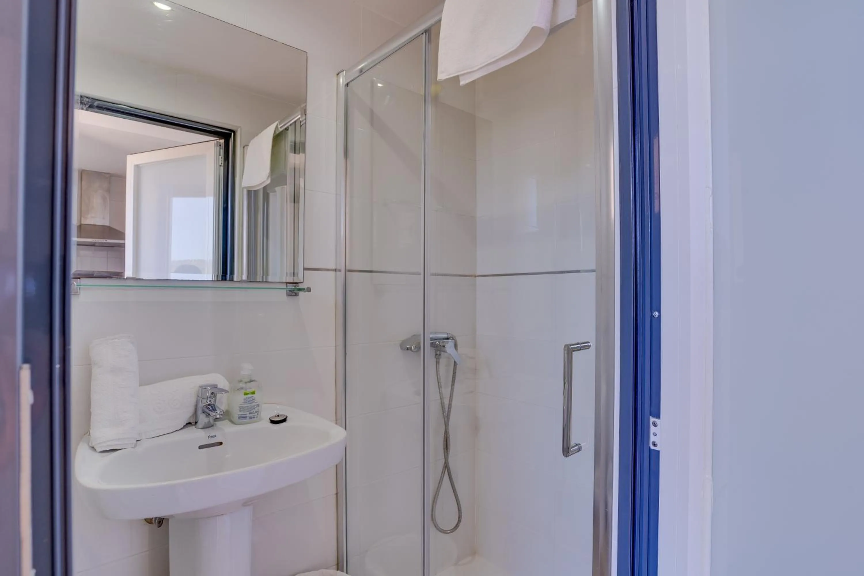 Bathroom in Las Palomas Apartments Econotels