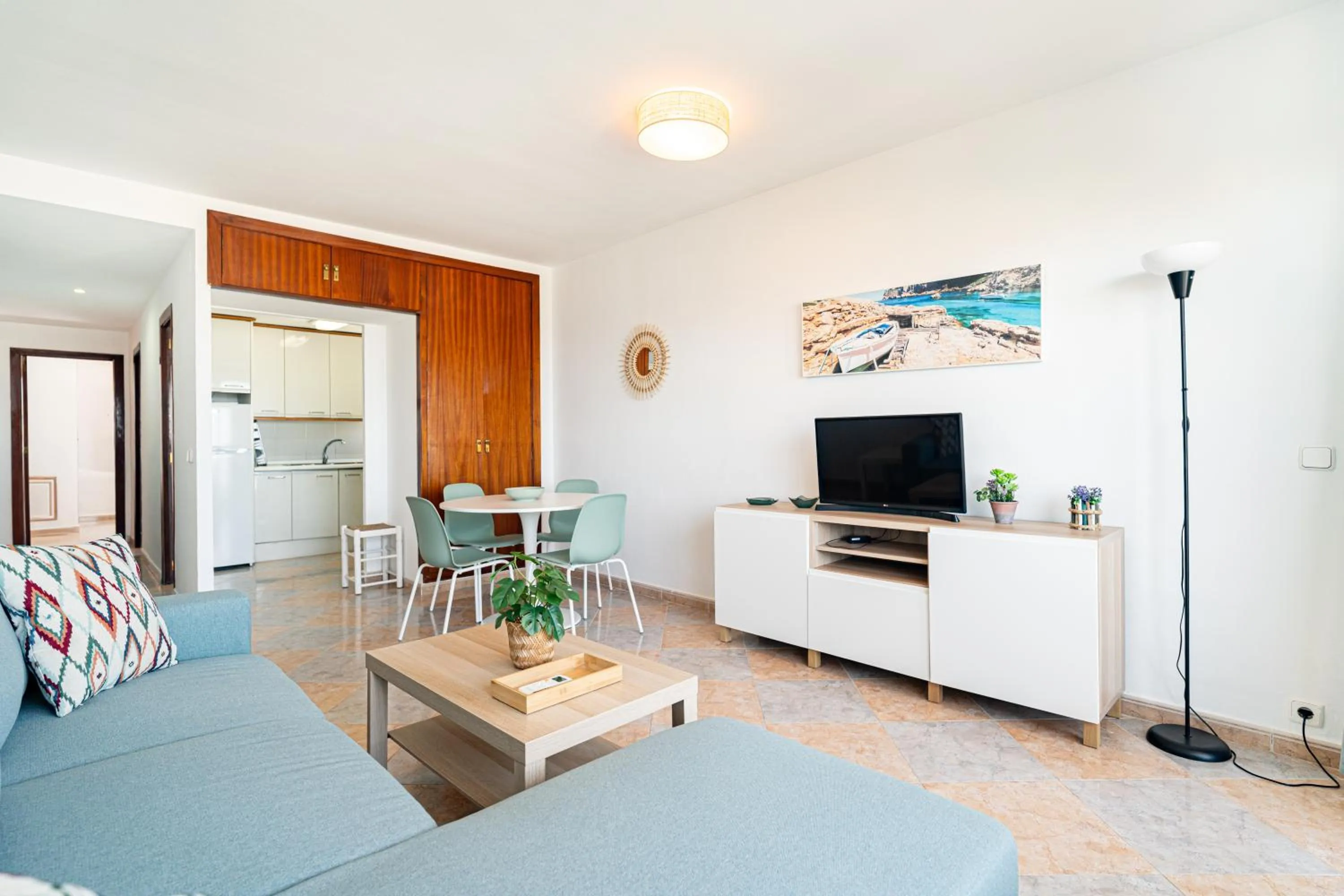 Dining area in Las Palomas Apartments Econotels