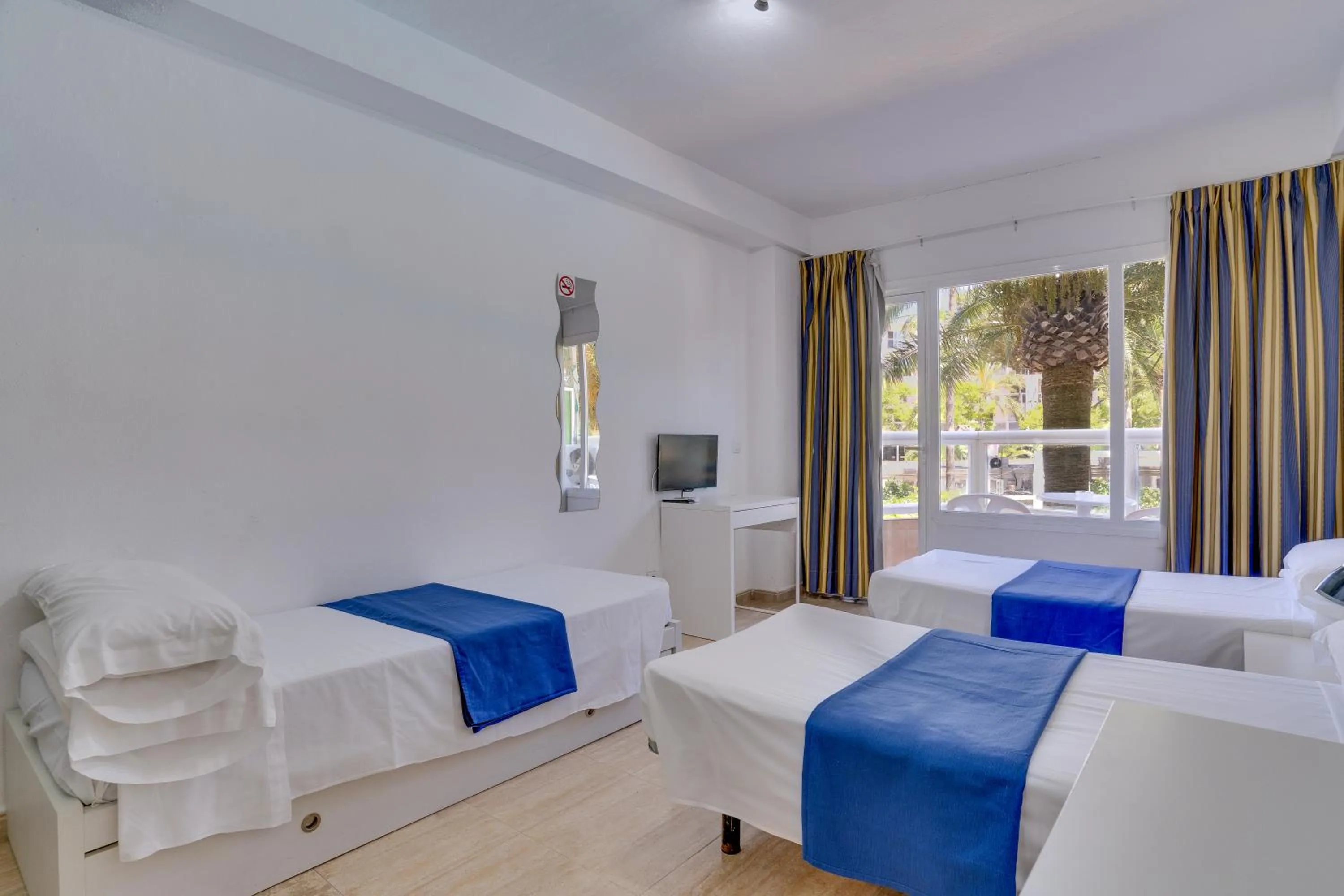 Bedroom, Bed in Las Palomas Apartments Econotels