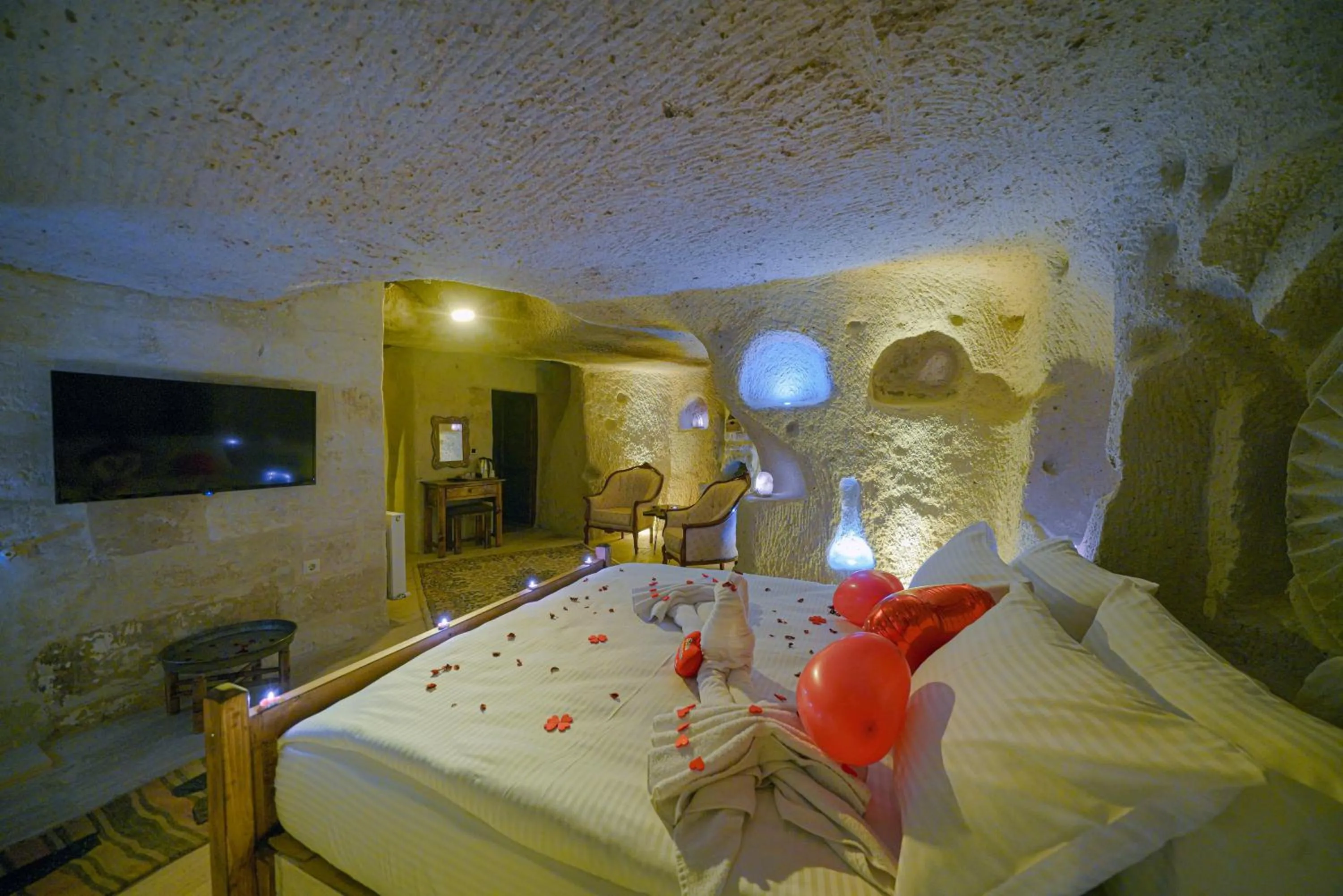 Communal lounge/ TV room, Bed in Babili Cappadocia Cave