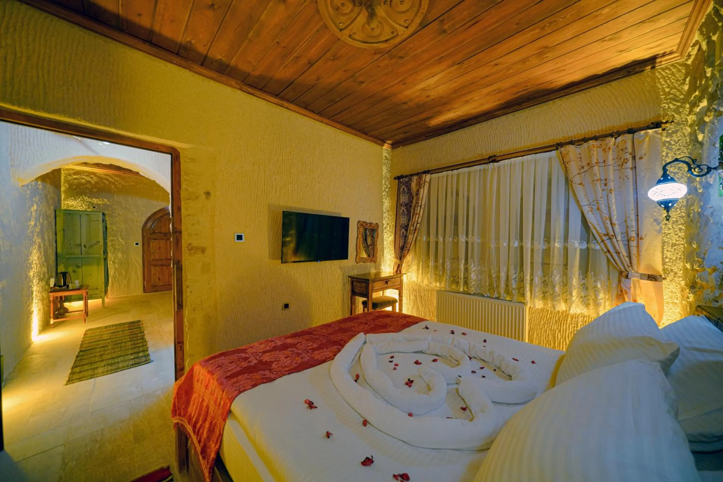 Communal lounge/ TV room, Bed in Babili Cappadocia Cave