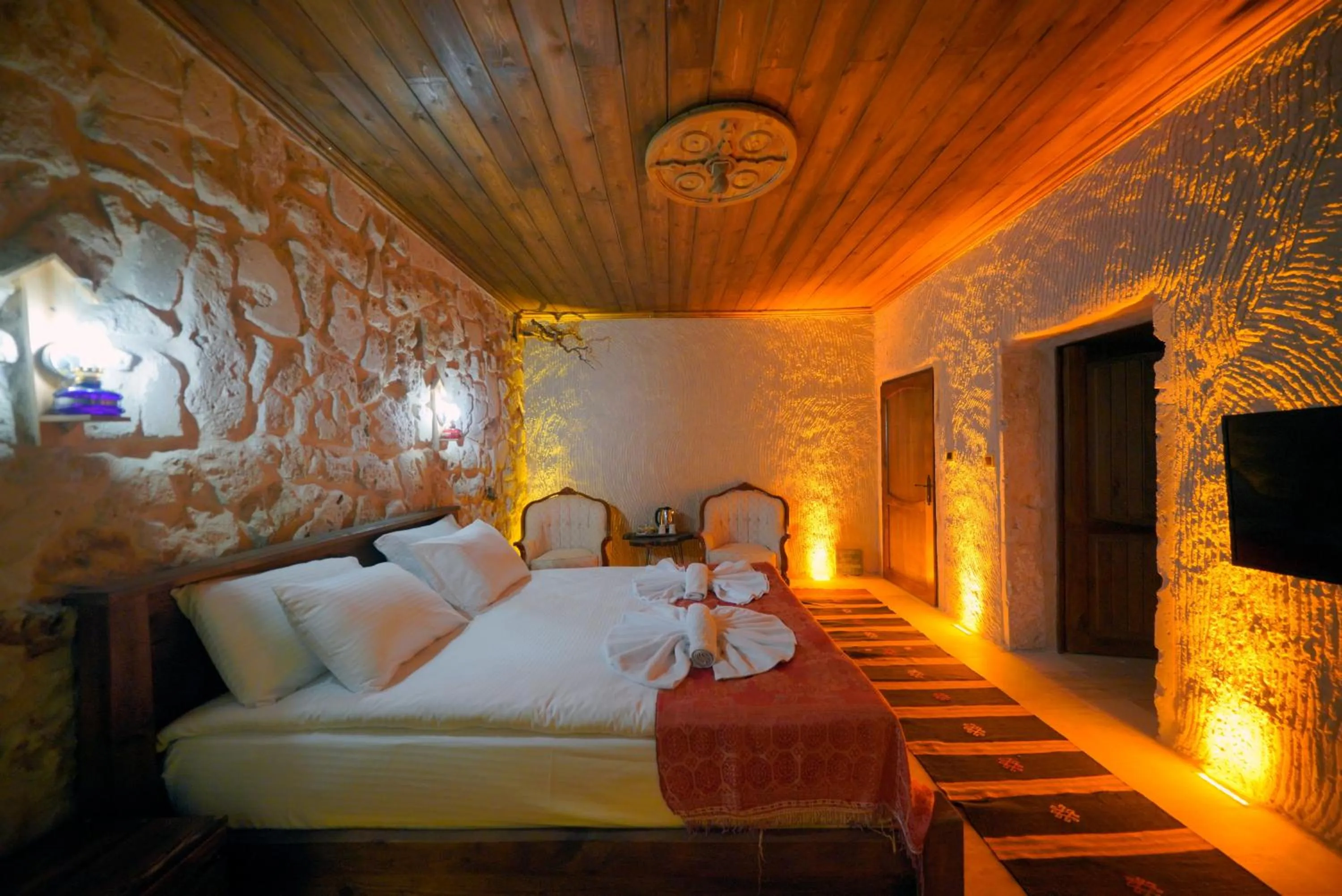 Communal lounge/ TV room, Bed in Babili Cappadocia Cave