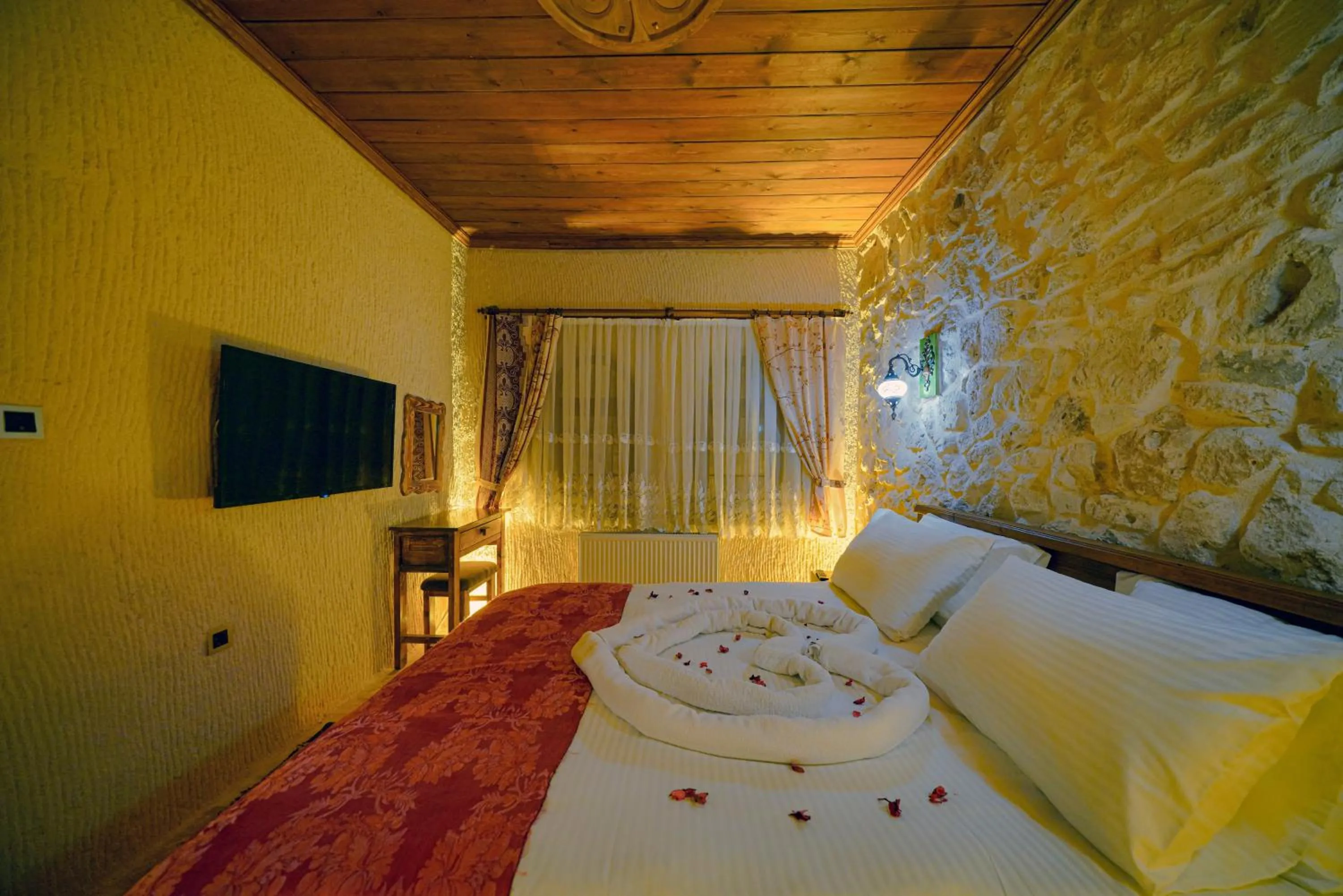 Communal lounge/ TV room, Bed in Babili Cappadocia Cave
