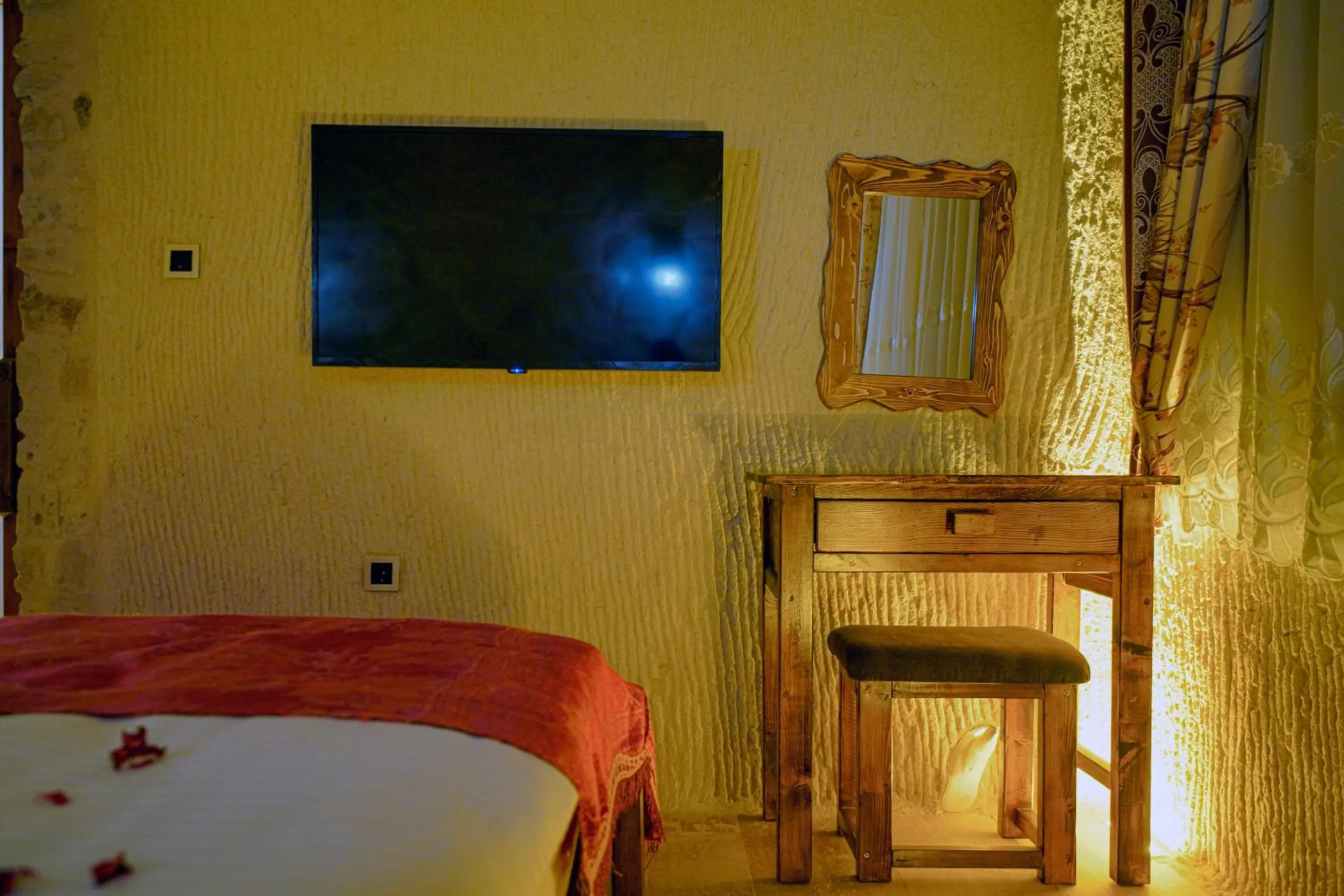 Communal lounge/ TV room, Bed in Babili Cappadocia Cave