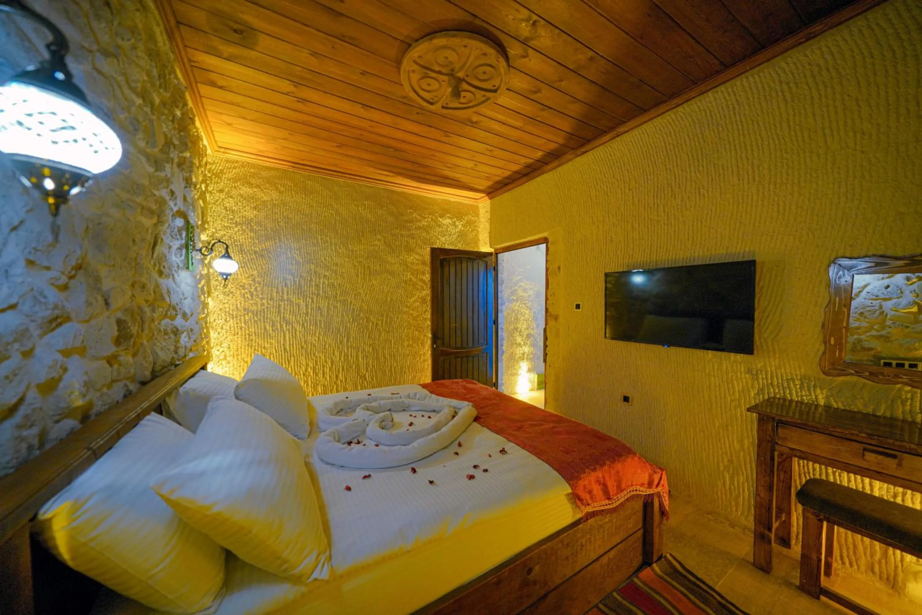 Communal lounge/ TV room, Bed in Babili Cappadocia Cave