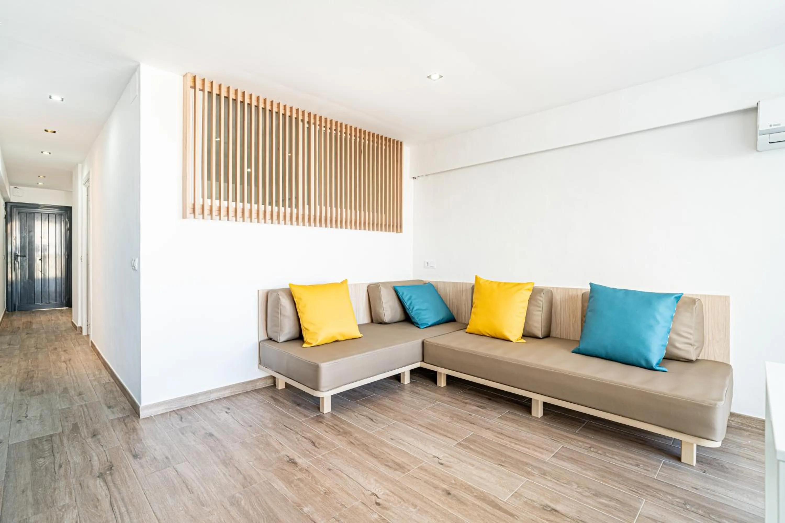 Living room in New Kensington Apartments - Econotels