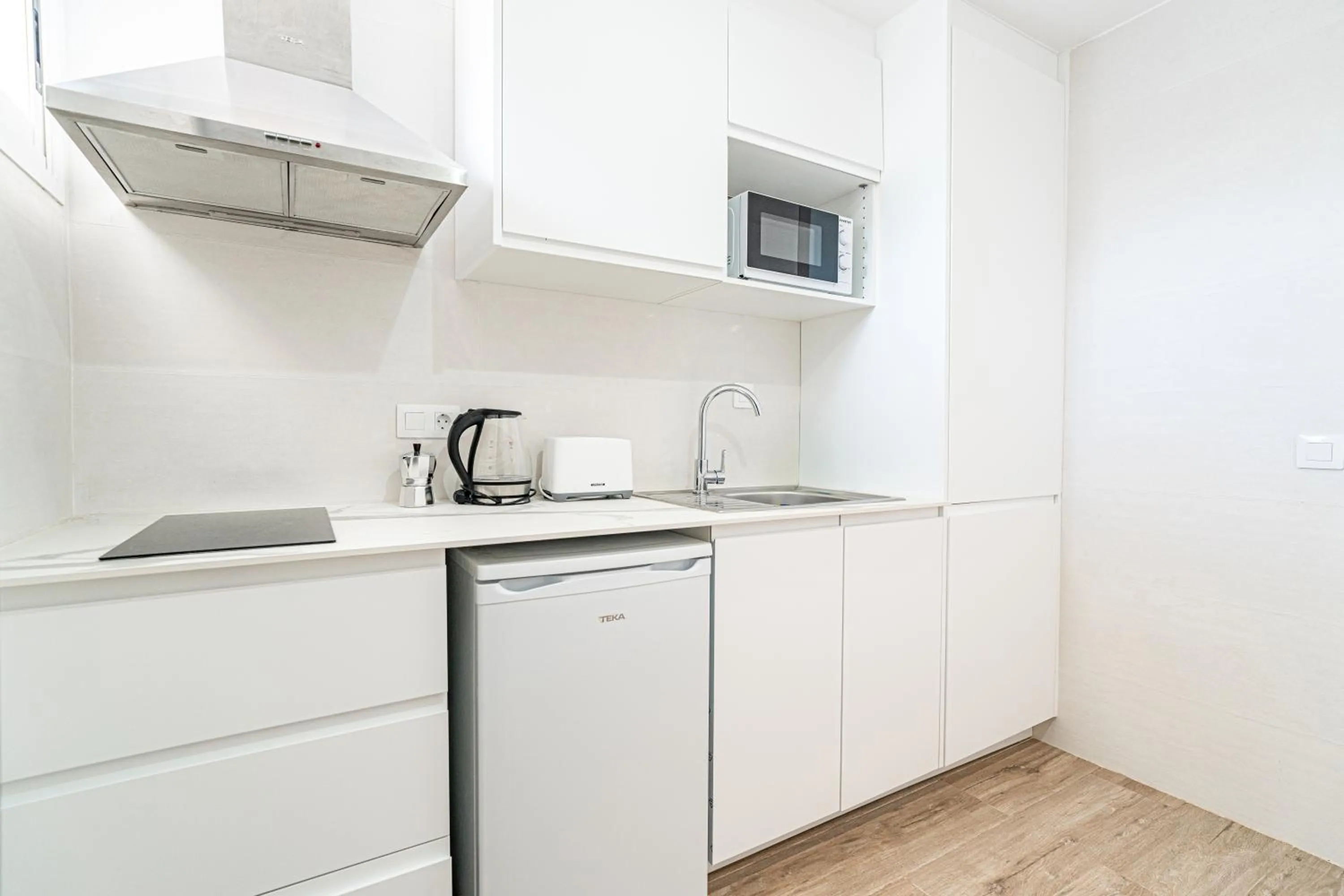 Kitchen or kitchenette in New Kensington Apartments - Econotels