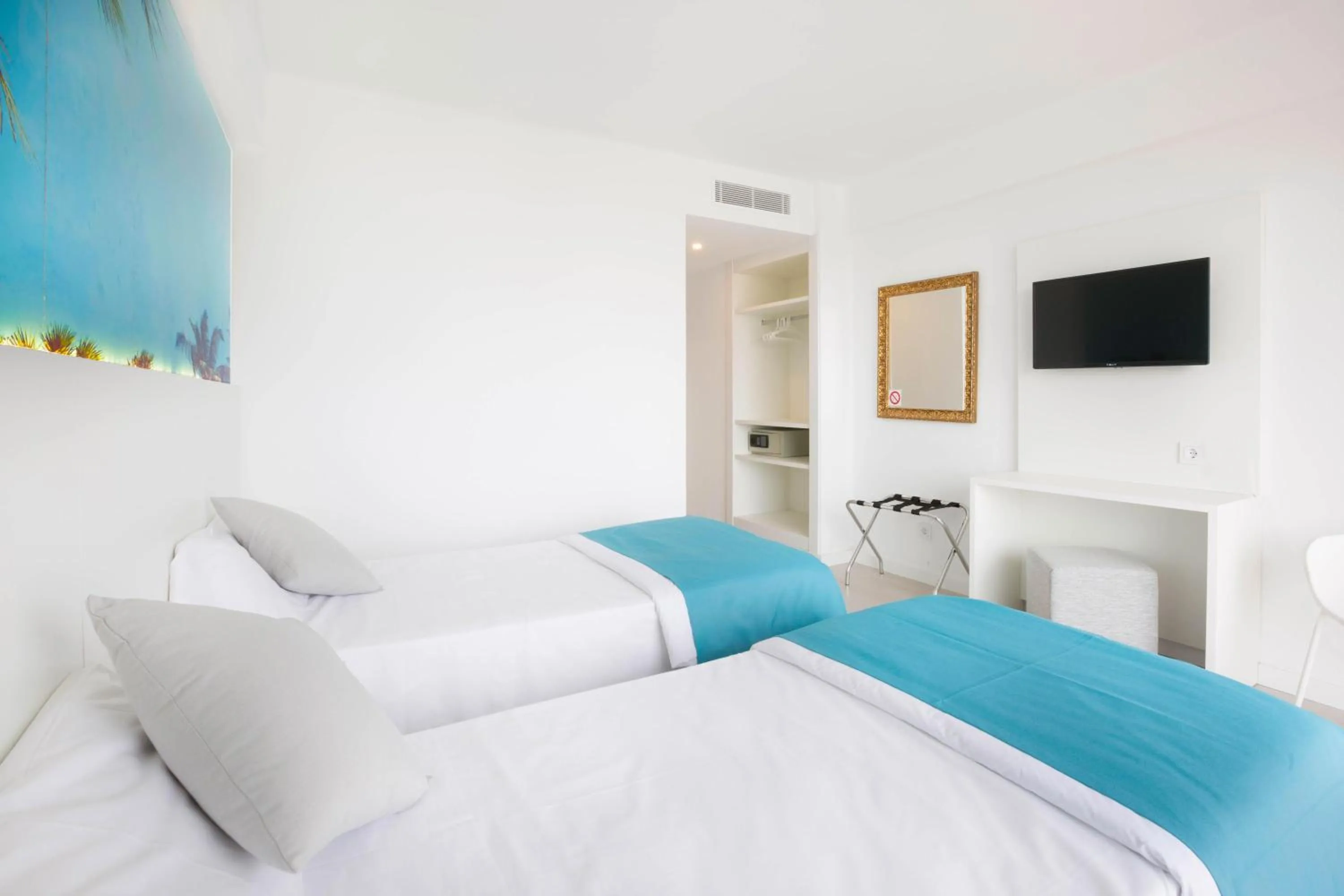 Photo of the whole room, Bed in BLUESEA Arenal Tower Adults Only