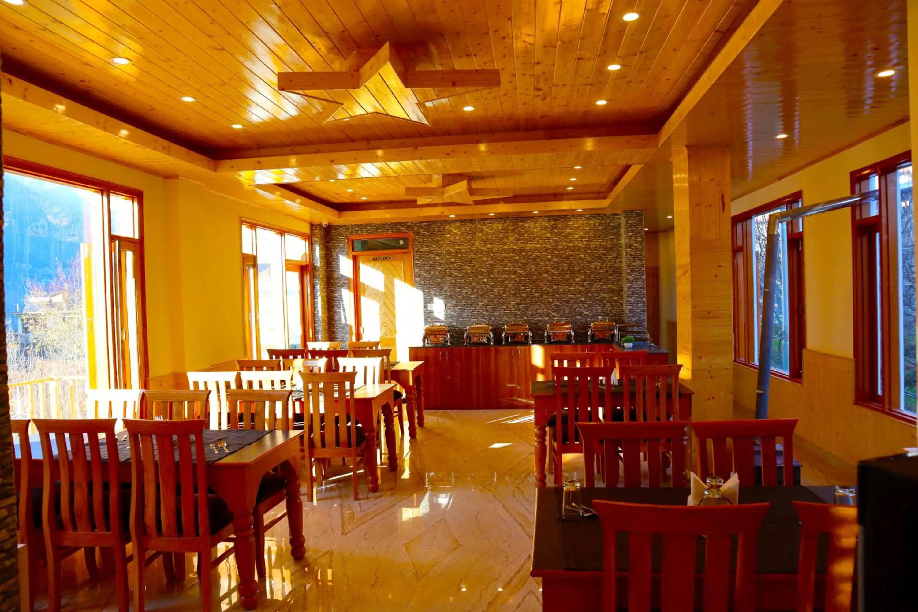 Restaurant/places to eat in Hotel Marina Heights