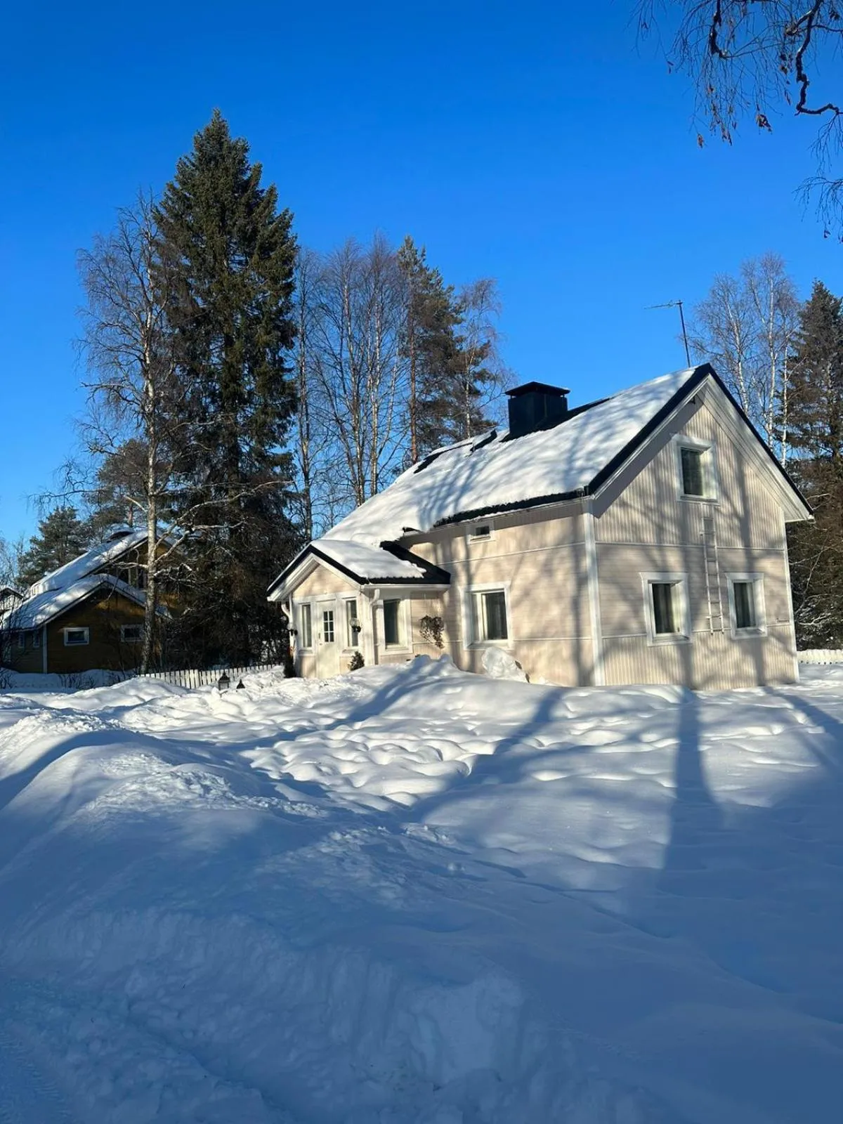 Property building in Villa Juuris
