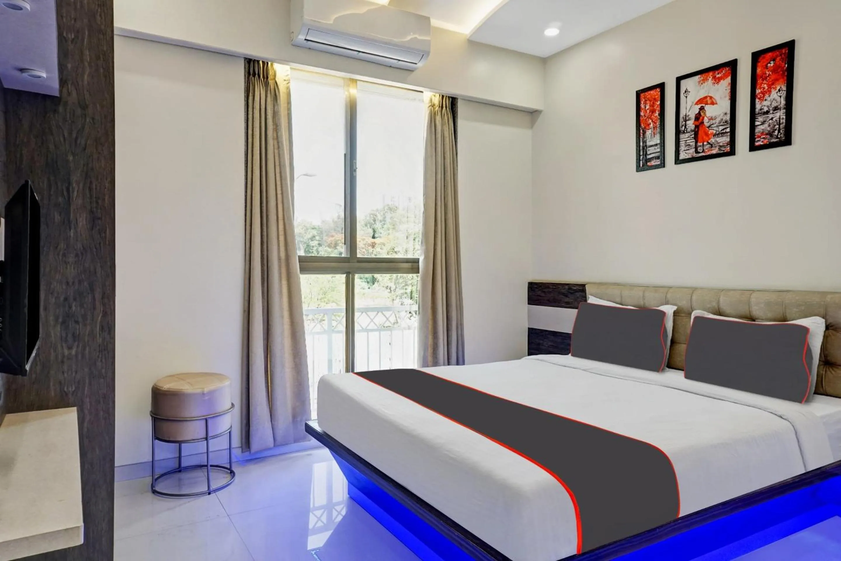 Bedroom, Bed in Super Townhouse Poona Royal