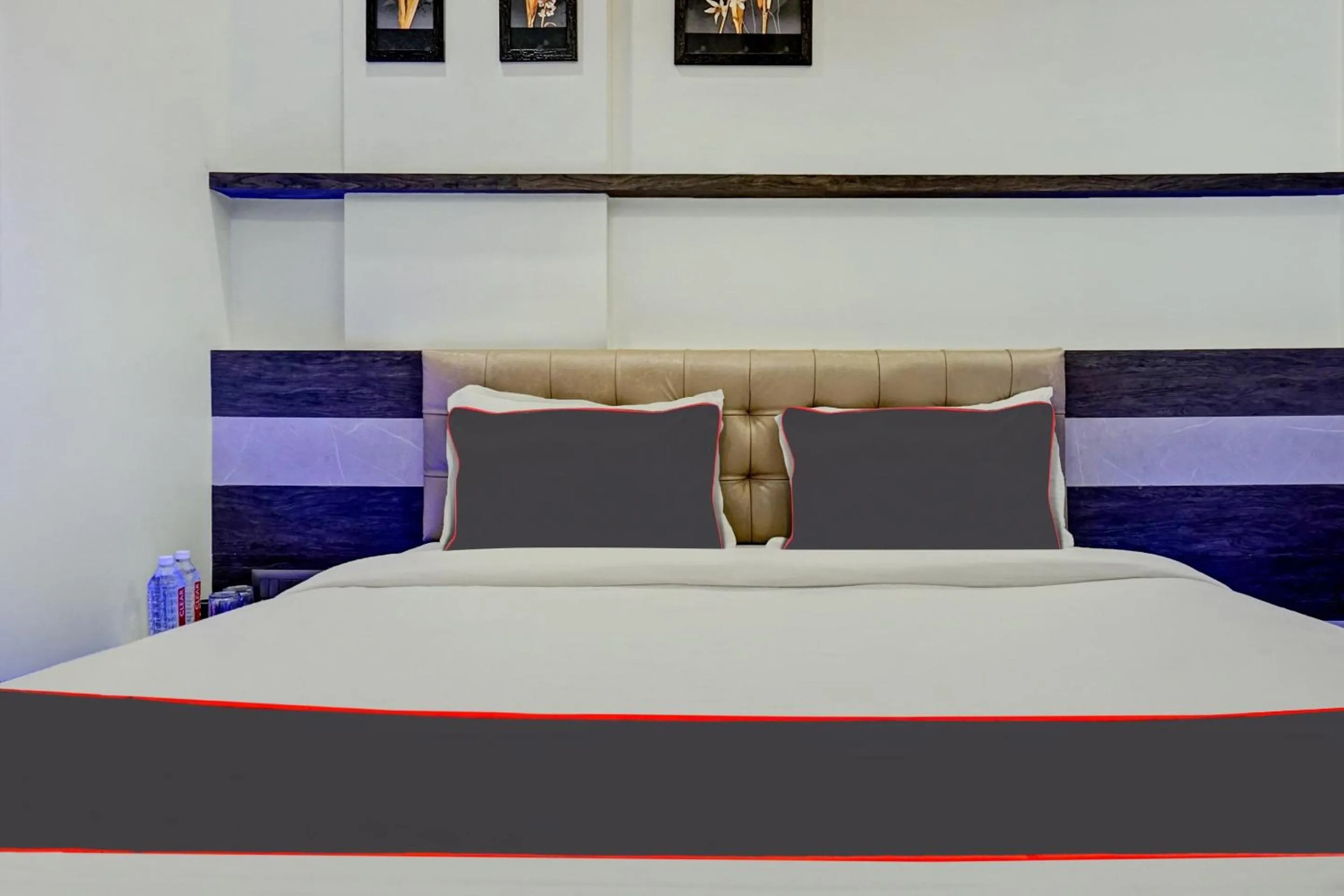 Bedroom, Bed in Super Townhouse Poona Royal